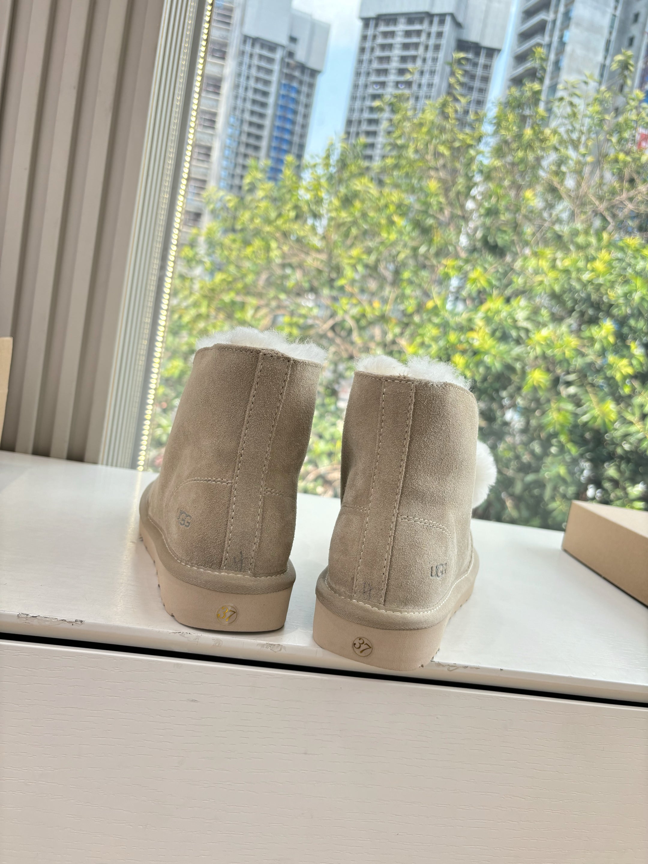 UGG Kallen Boots Taupe White Wool Suede 506602