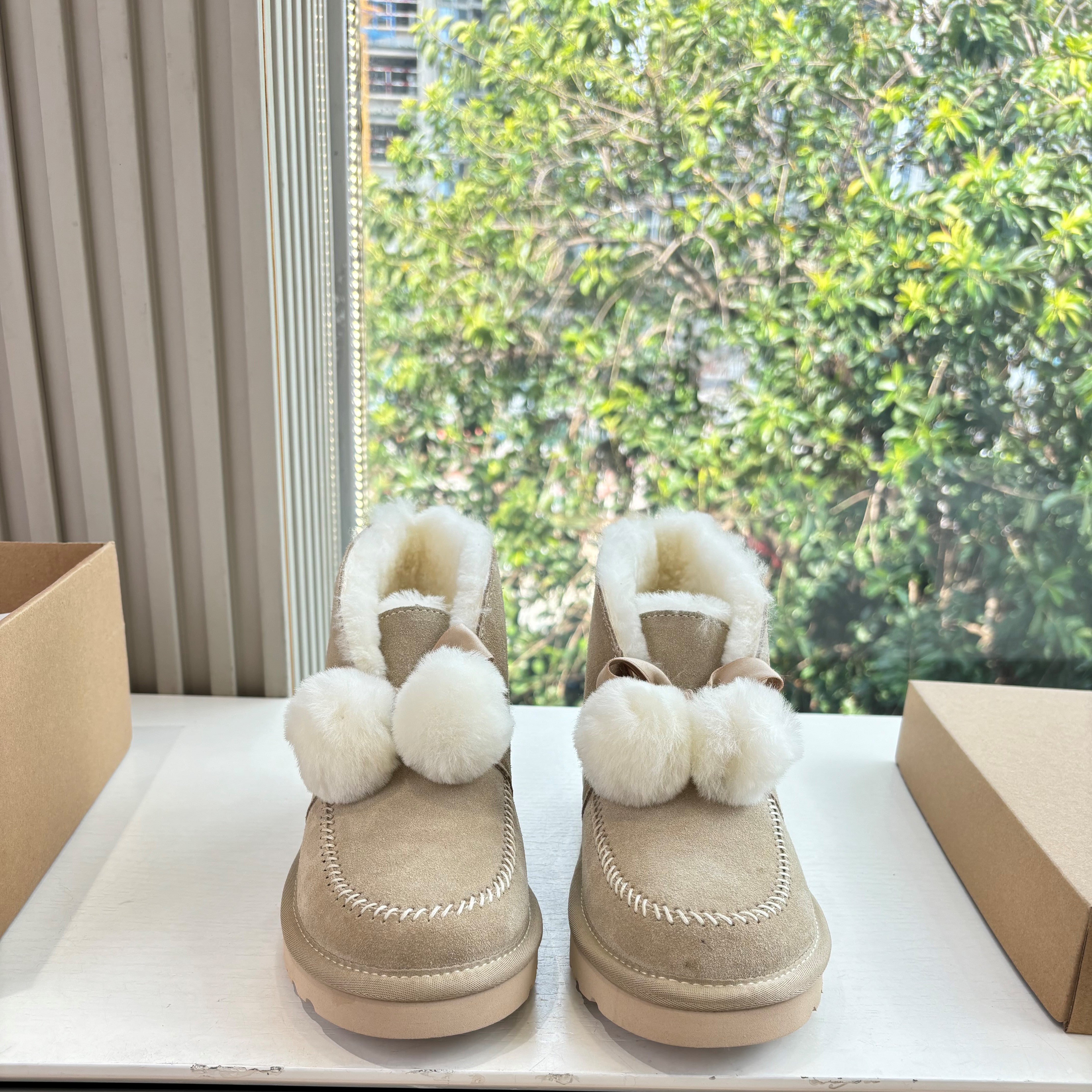 UGG Kallen Boots Taupe White Wool Suede 506602