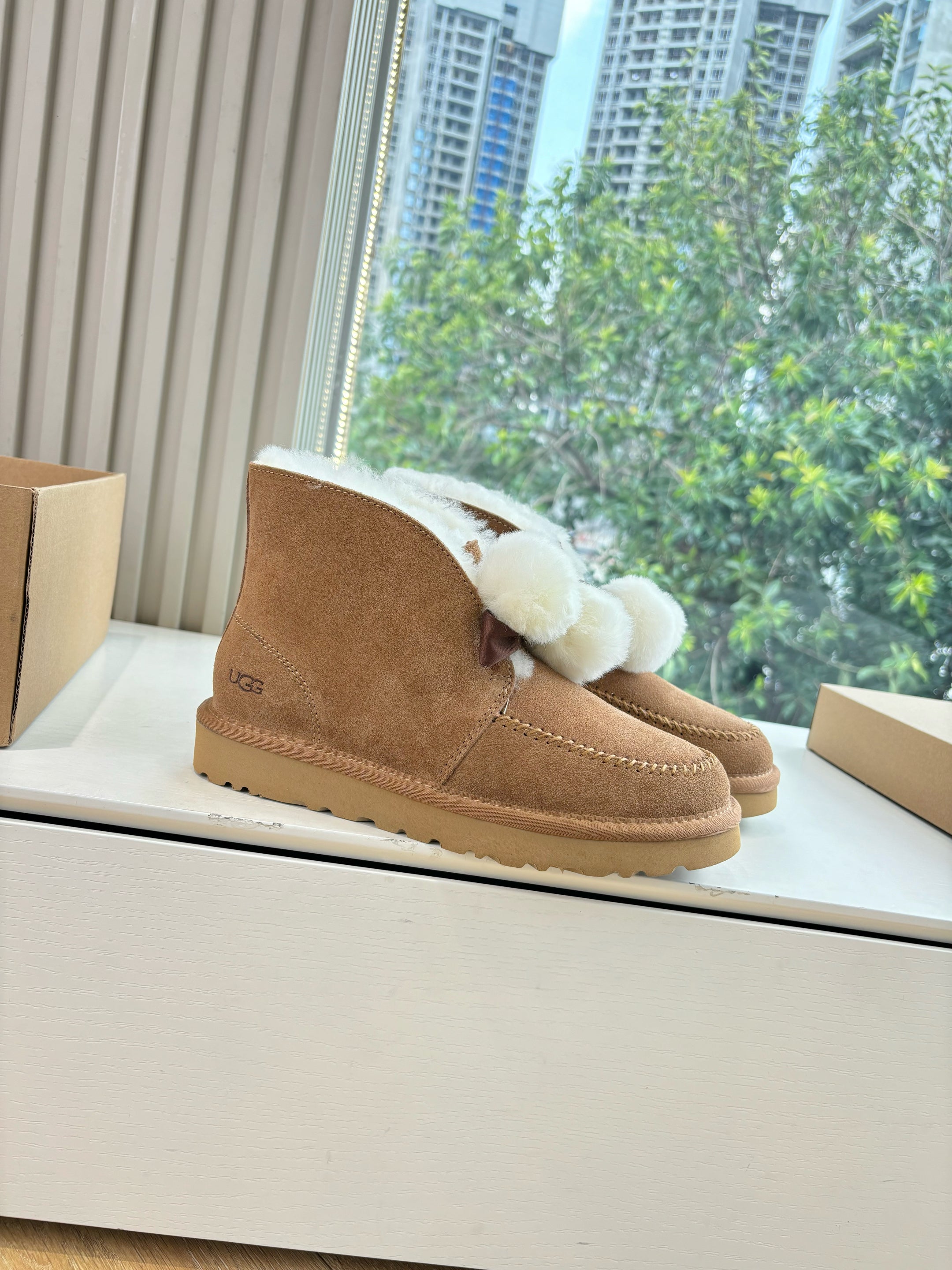 UGG Kallen Boots Brown White Wool Suede 506603
