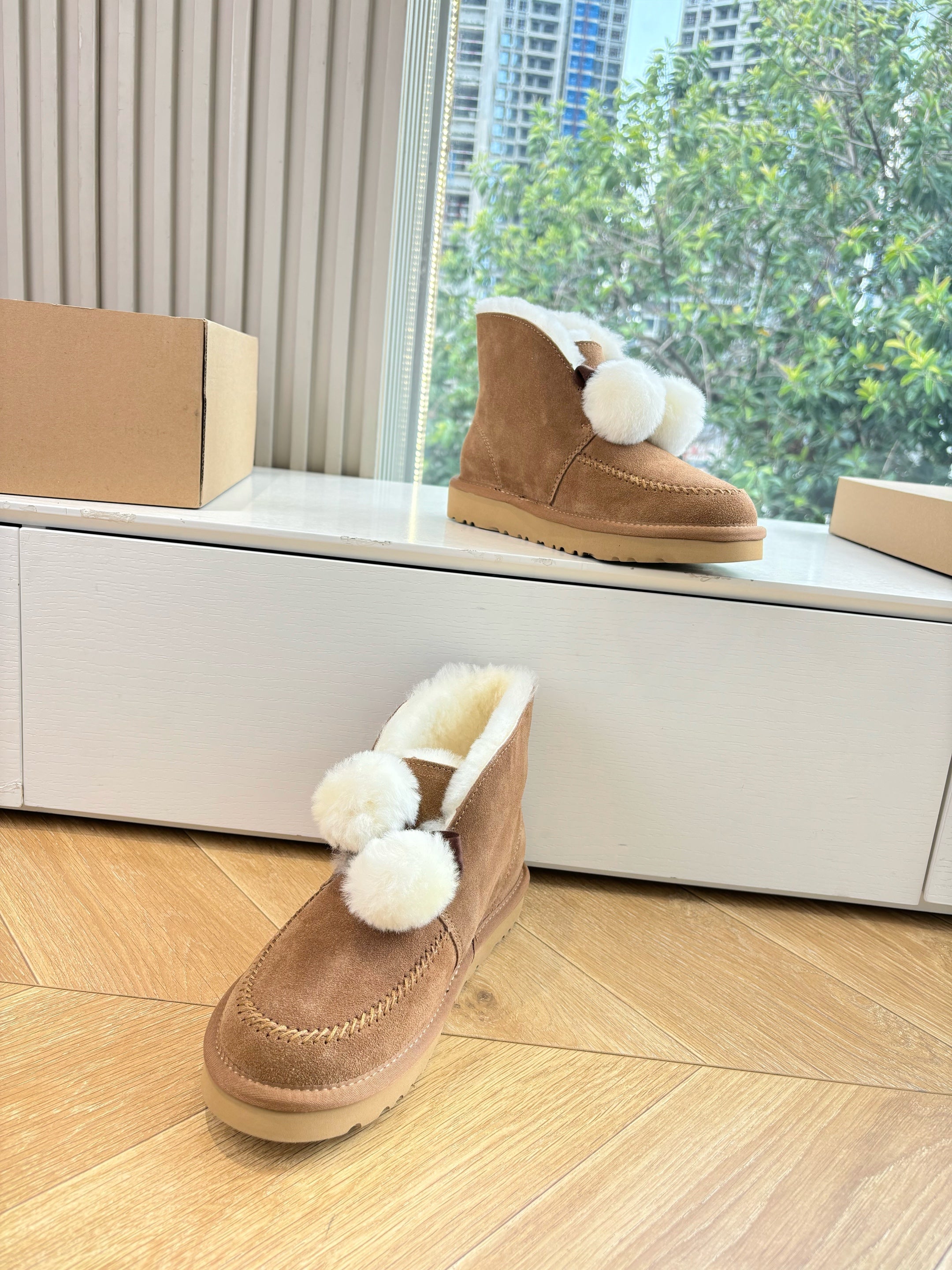 UGG Kallen Boots Brown White Wool Suede 506603