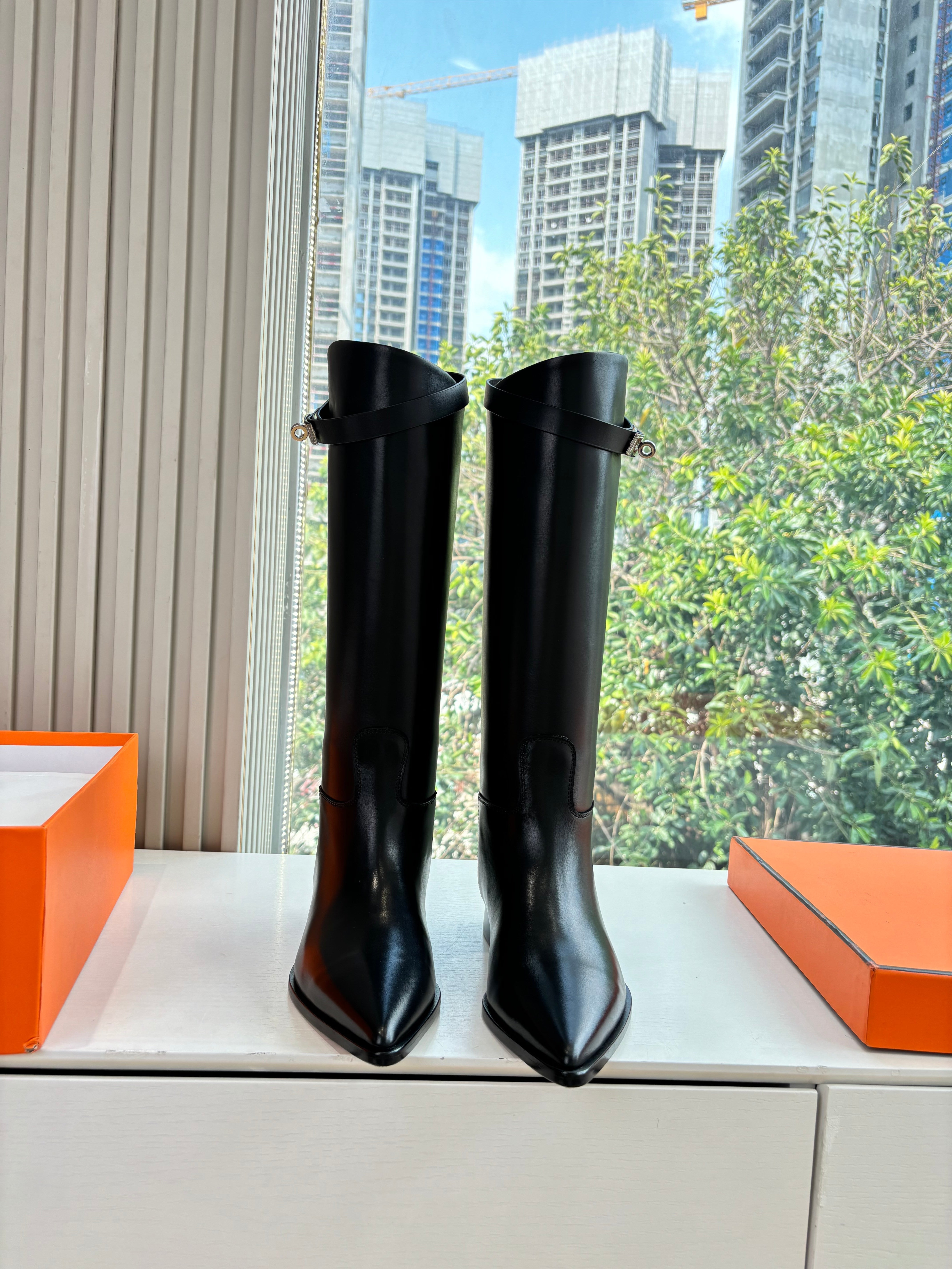 HM Lizy Boot Black Cowhide 548752