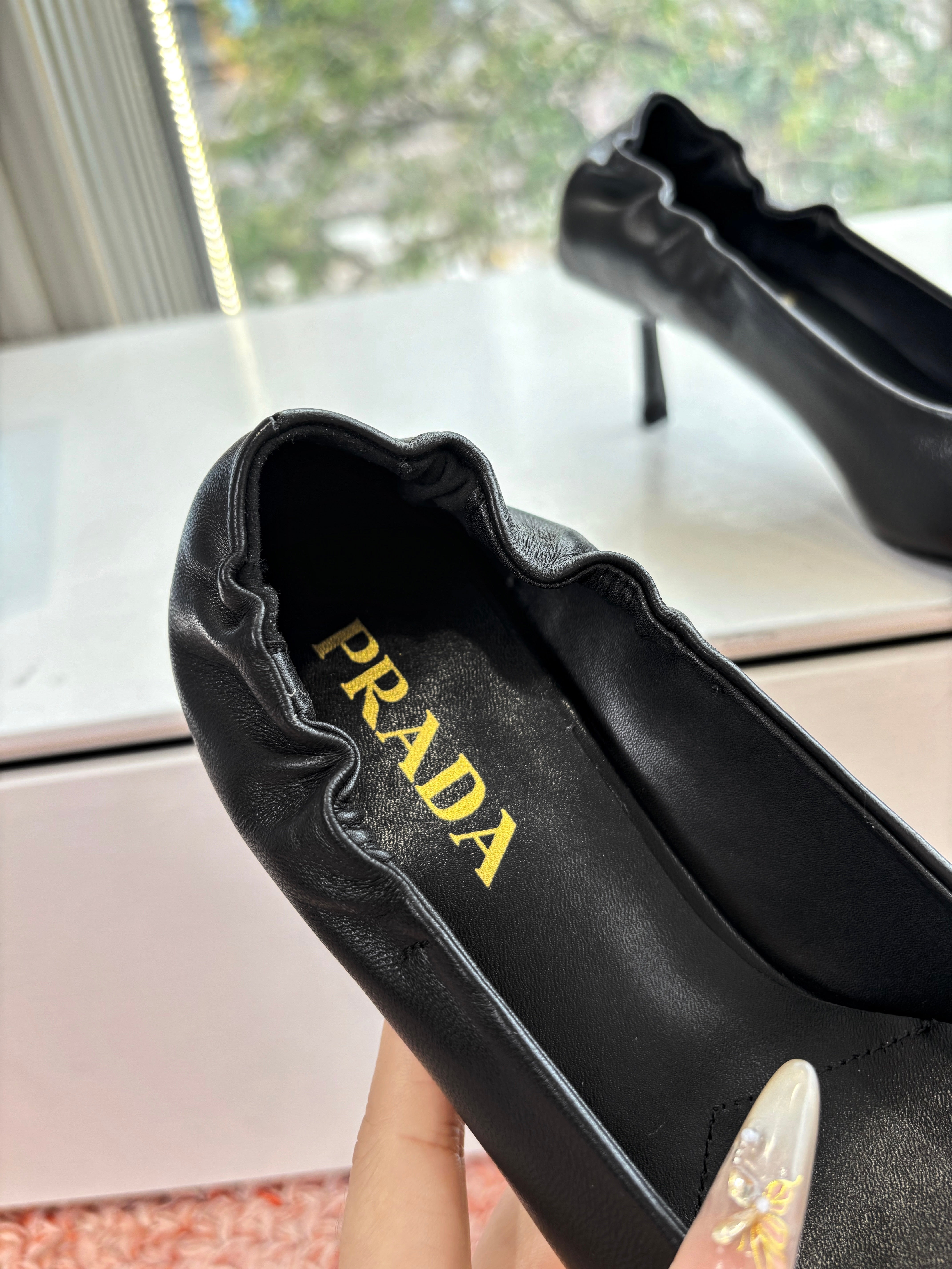 Prada Pointed-Toe Pumps Black Leather 604171
