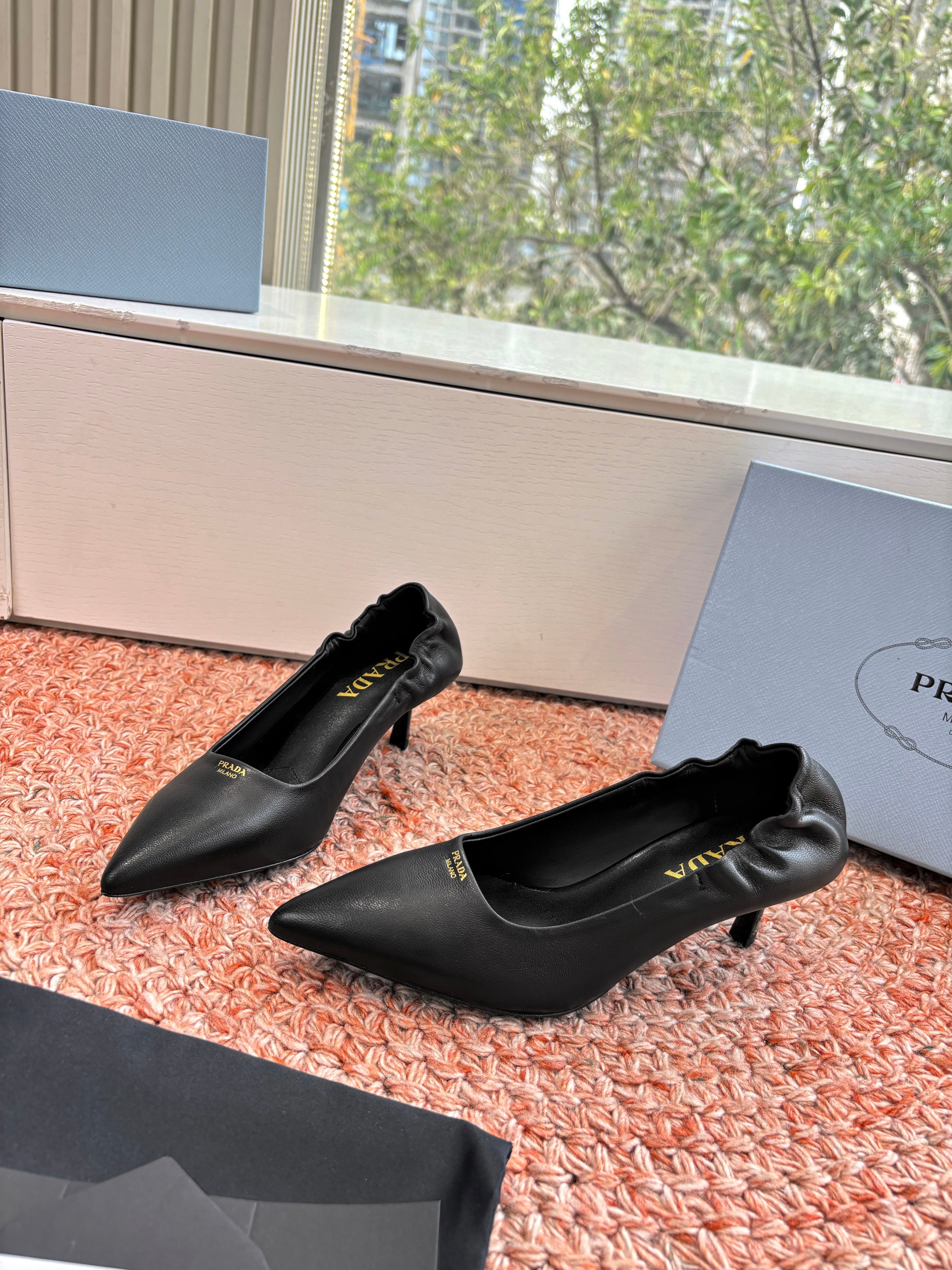 Prada Pointed-Toe Pumps Black Leather 604171