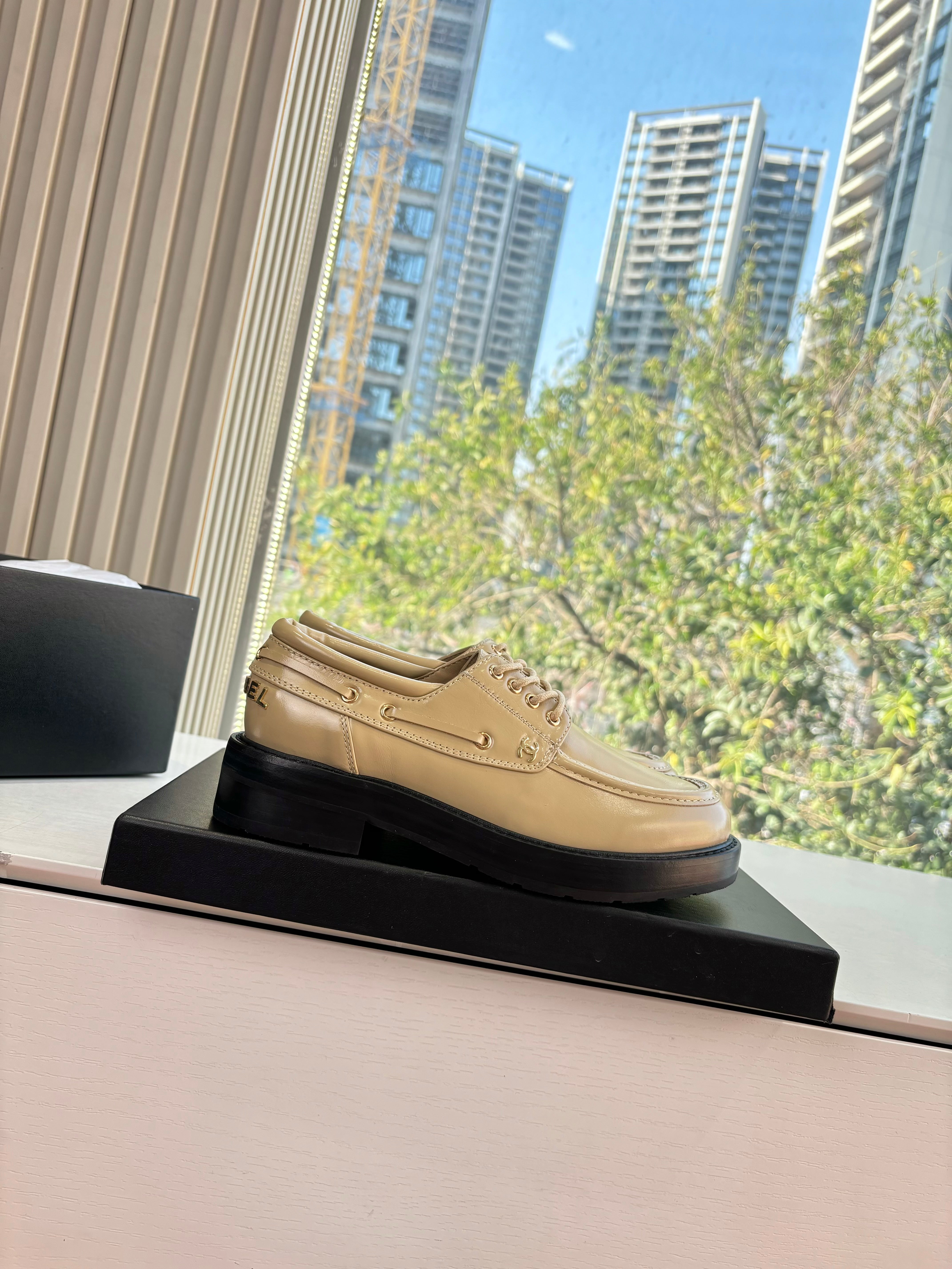 CC G189 26s Deep-cut Loafers Beige Glossy Lambskin 648219