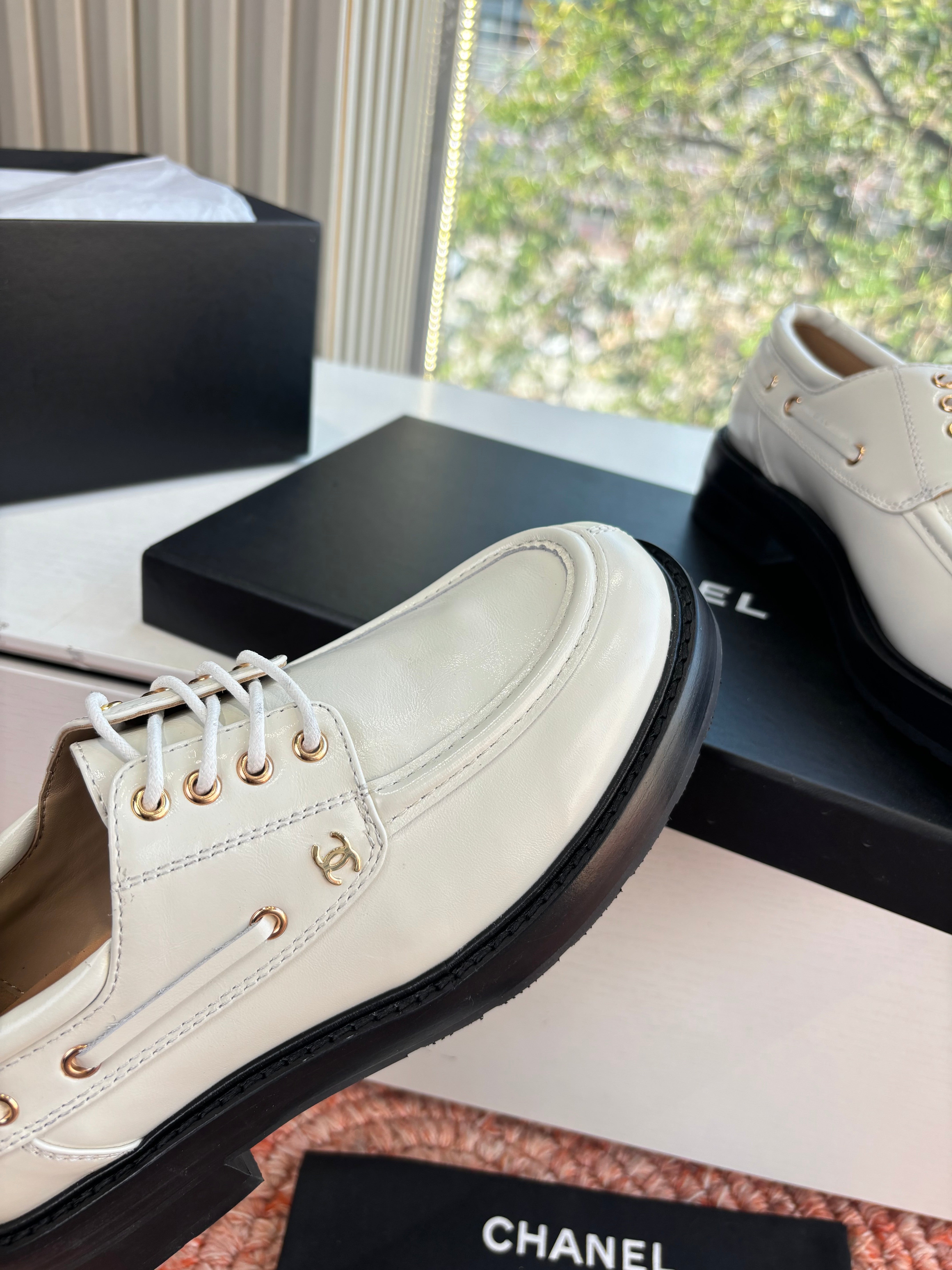 CC G189 26s Deep-cut Loafers White Glossy Lambskin 648220