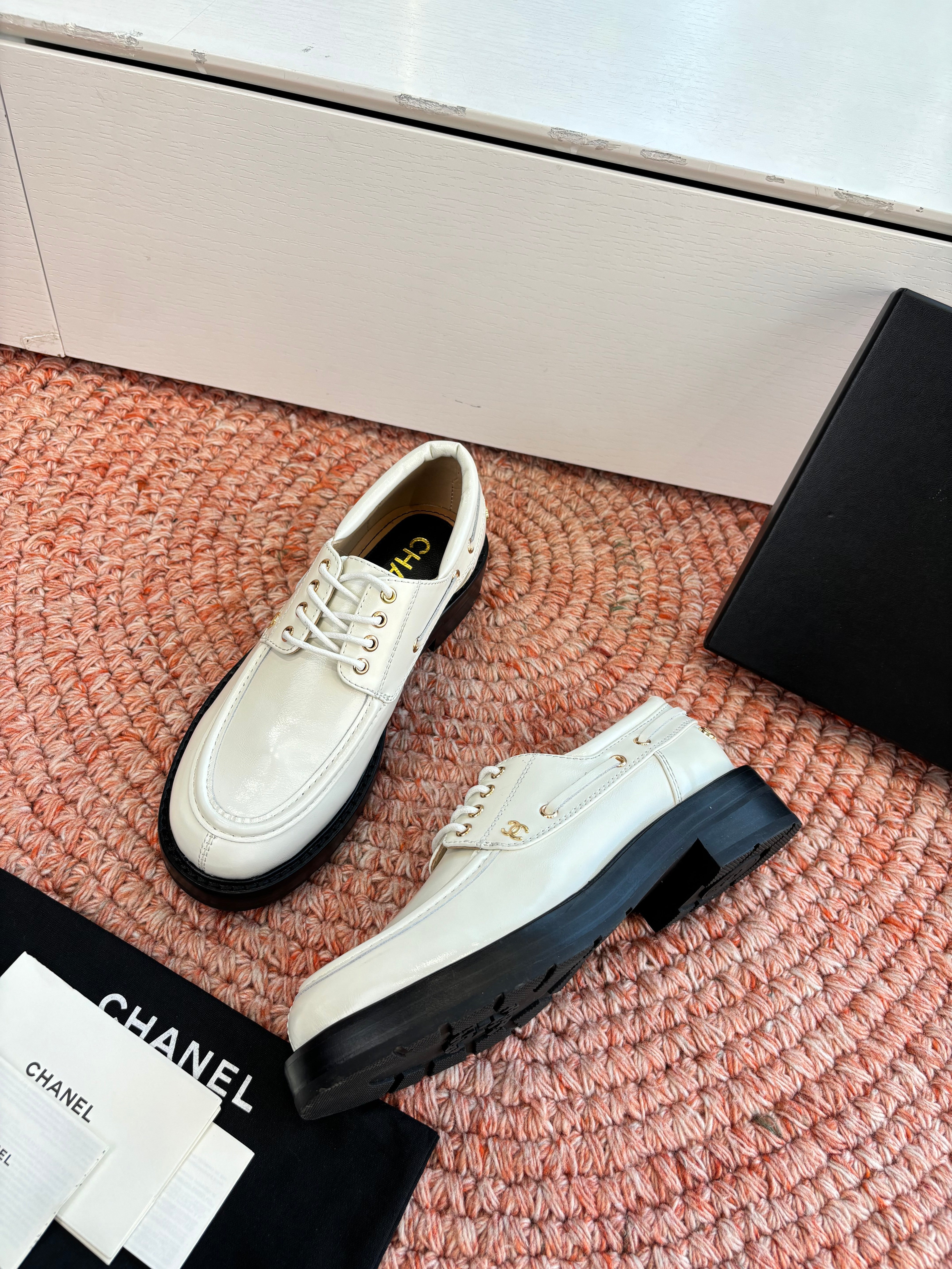 CC G189 26s Deep-cut Loafers White Glossy Lambskin 648220