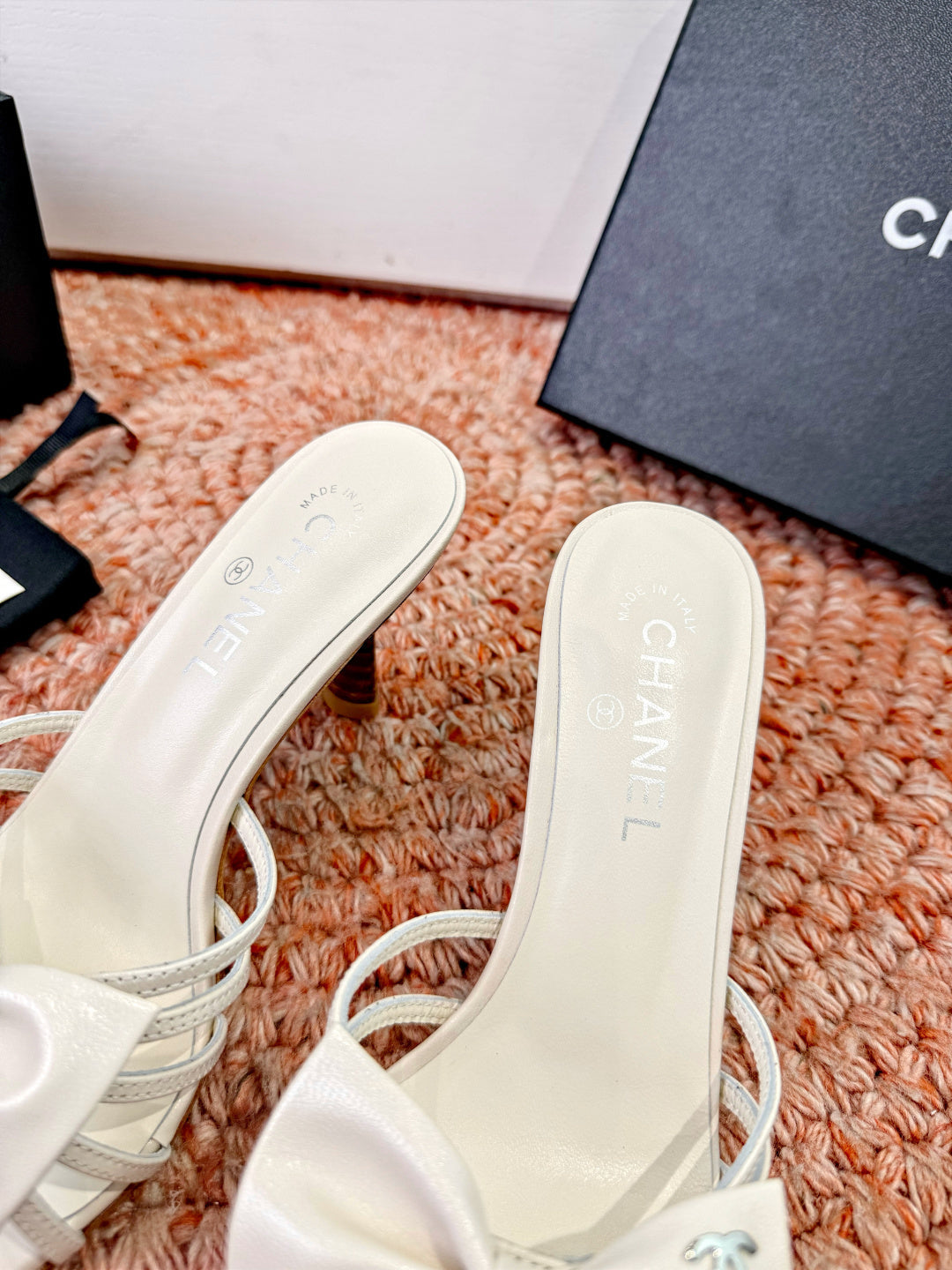 CC 26s Bow Heels Mules White Sheepskin 703670