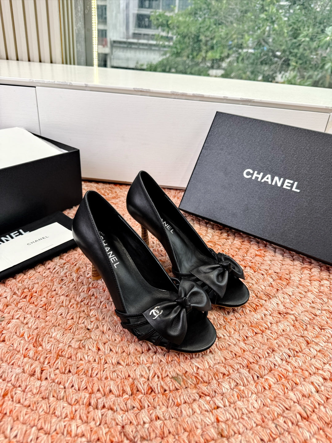 CC 26s Bow Heels Sandals Black Sheepskin 703675