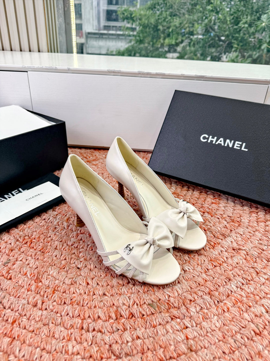 CC 26s Bow Heels Sandals White Sheepskin 703676