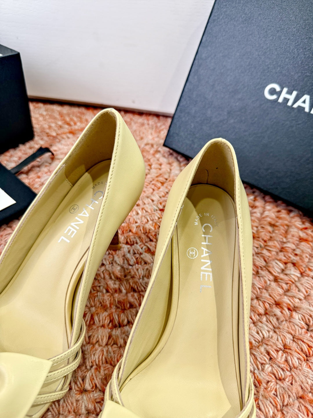 CC 26s Bow Heels Sandals Beige Sheepskin 703678