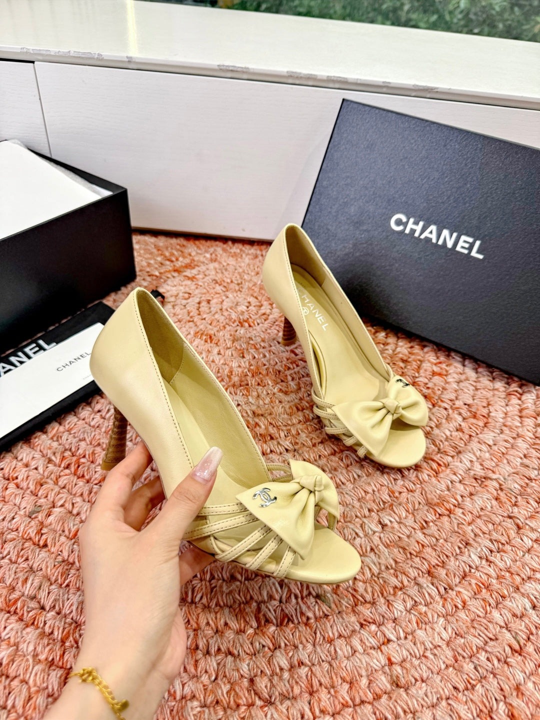 CC 26s Bow Heels Sandals Beige Sheepskin 703678