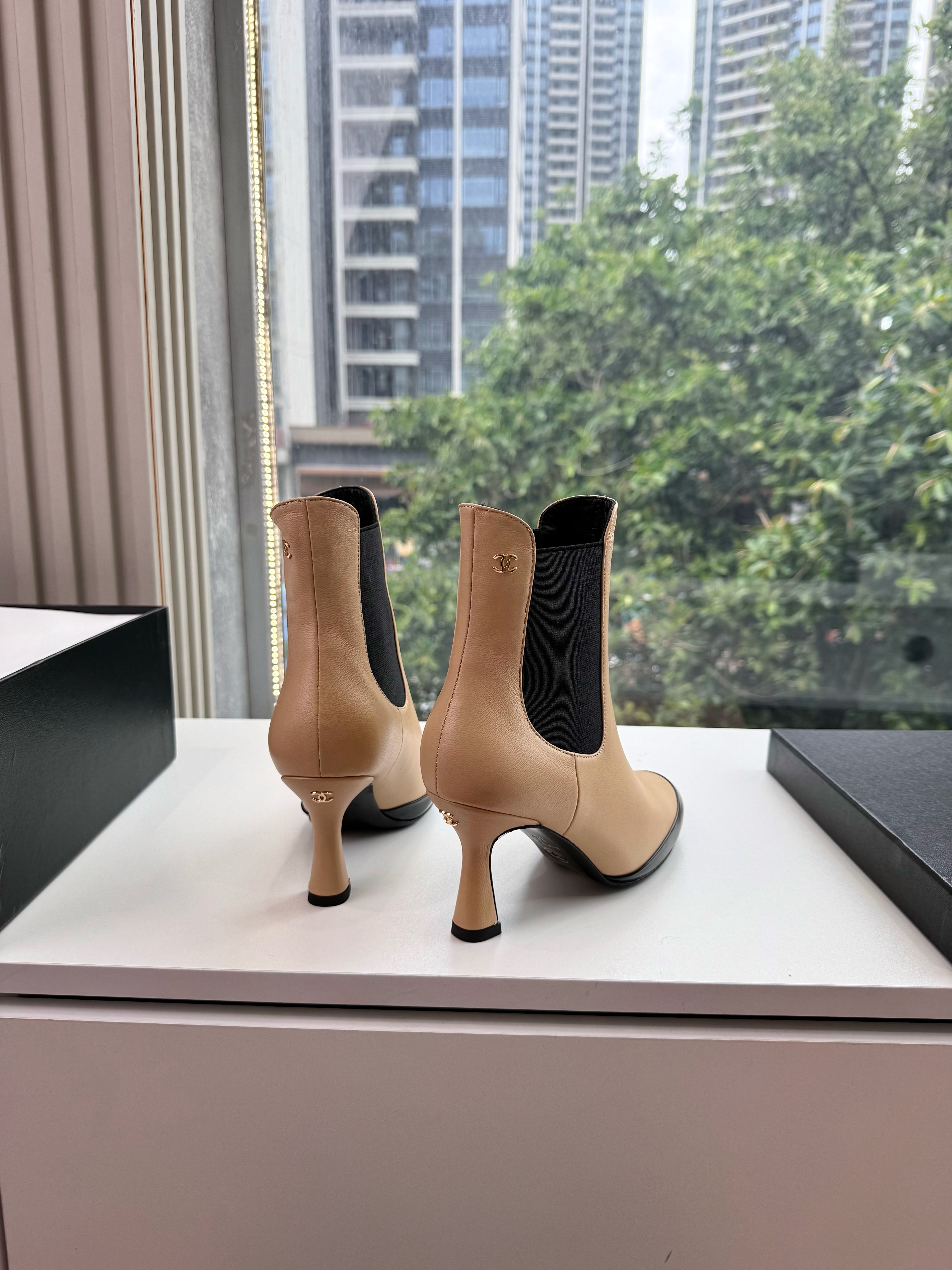 CC 26s Boot Black Beige Lambskin Patent Leather 916017