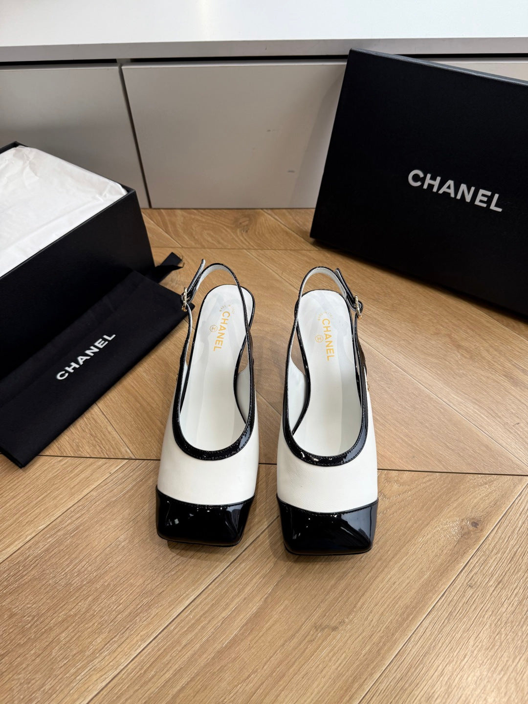 CC 26s Slingback White Black Patent Leather 933124