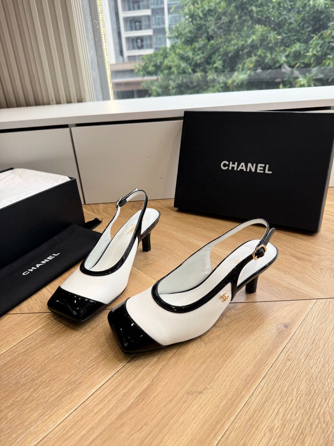 CC 26s Slingback White Black Patent Leather 933124