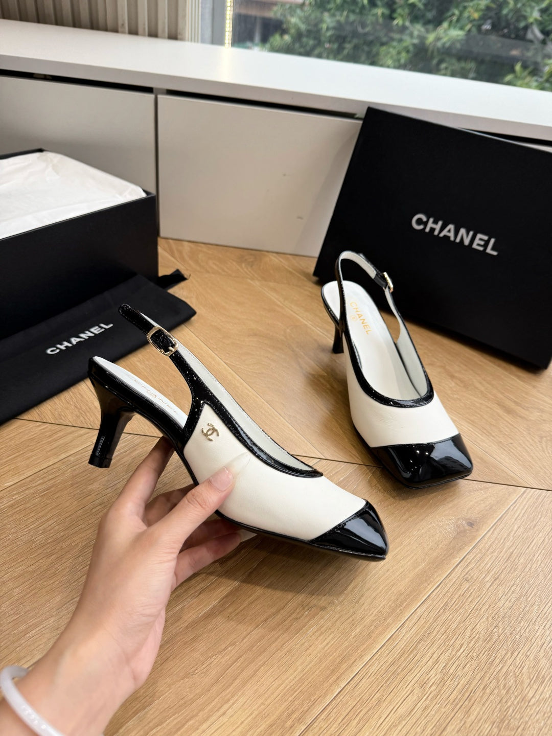 CC 26s Slingback White Black Patent Leather 933124