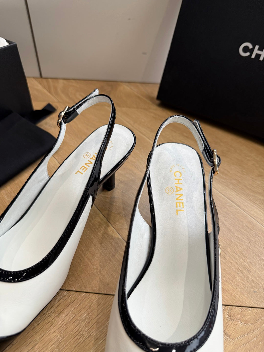 CC 26s Slingback White Black Patent Leather 933124