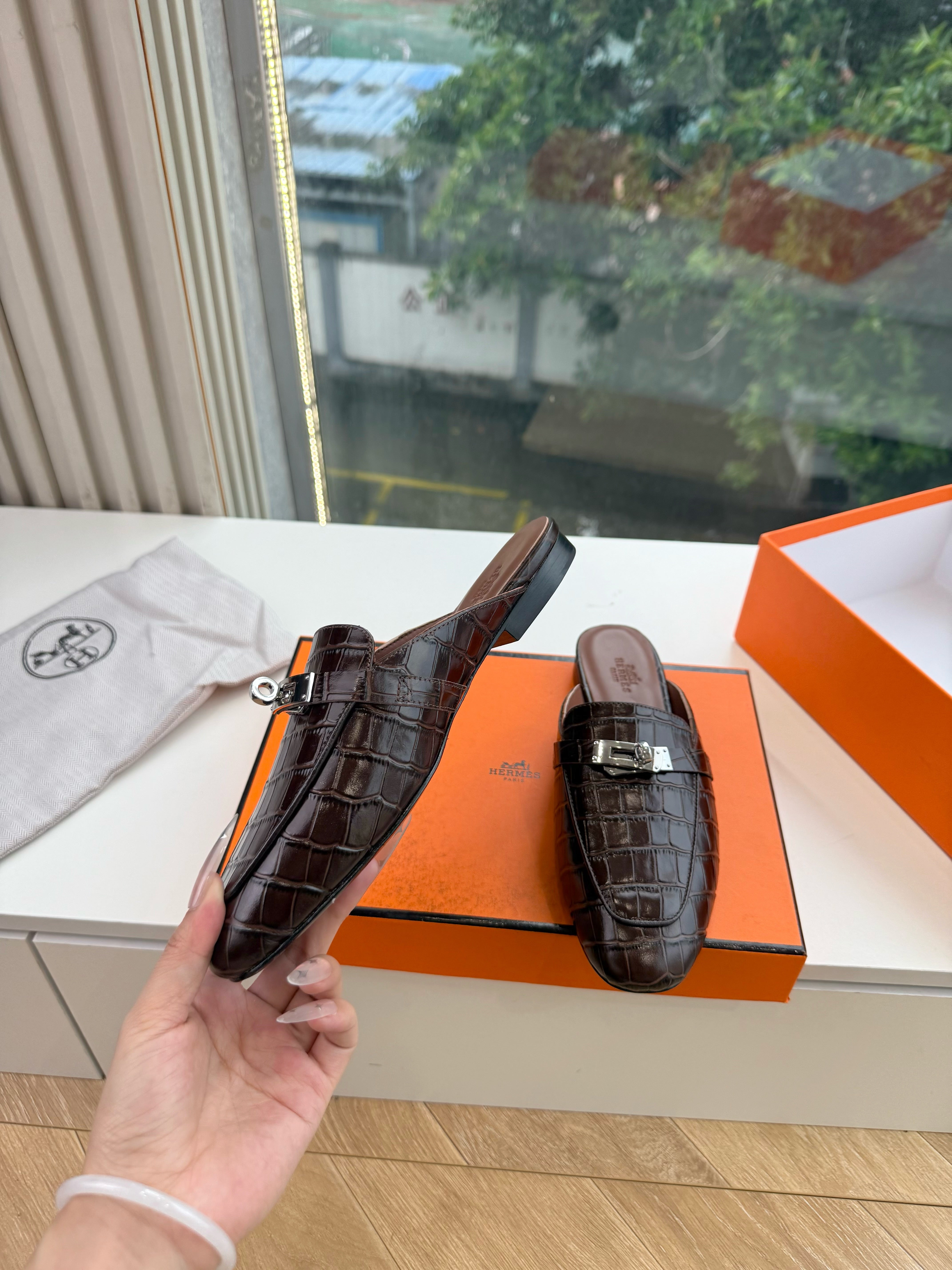 HM 26s Destin Mule Chocolat Matte Crocodile Leather 967708