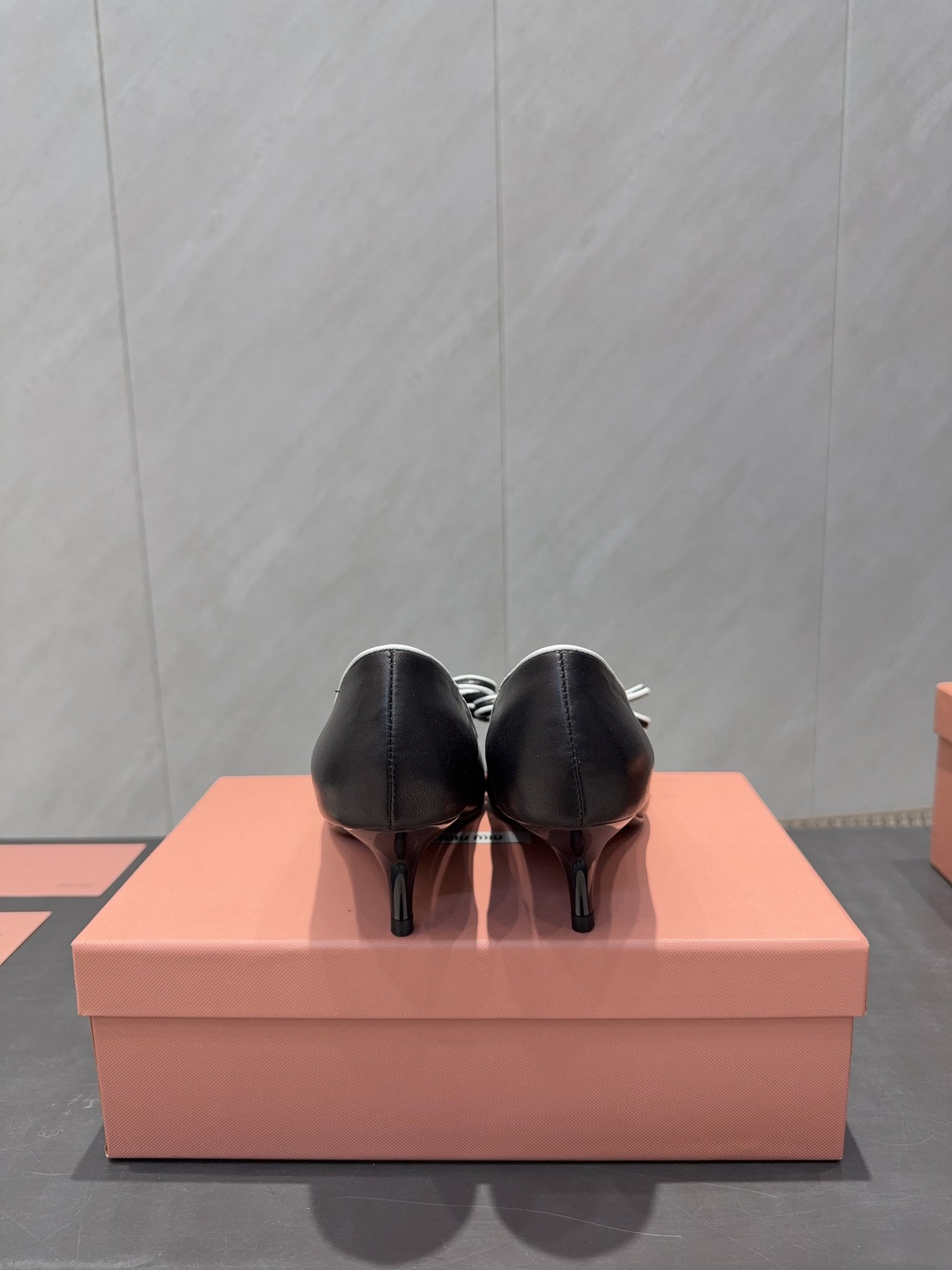 Miu 26s Pointed Toe Pumps 55mm In Black And White Calfskin With Bow