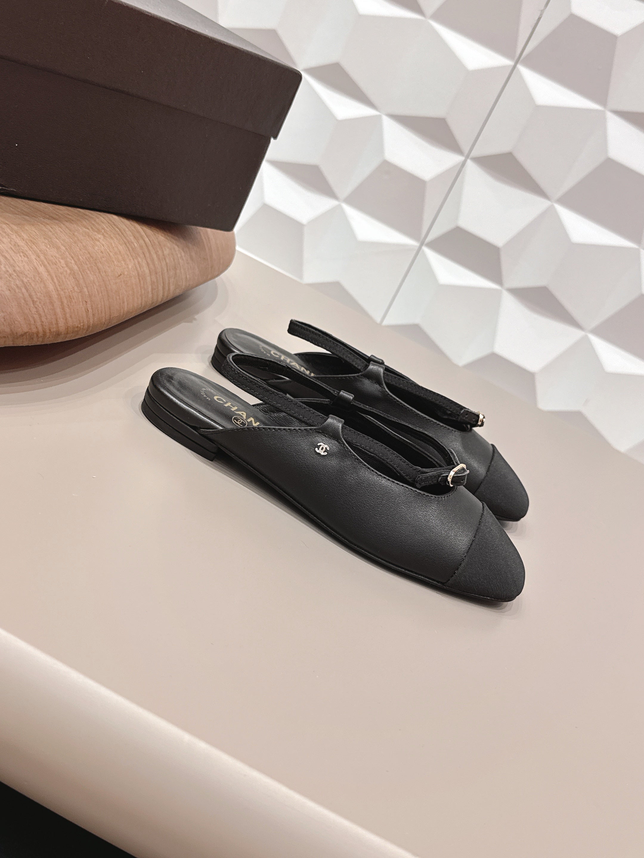 CC 26s Round-Toe Open-Back Flats Black Fabric Leather 613254