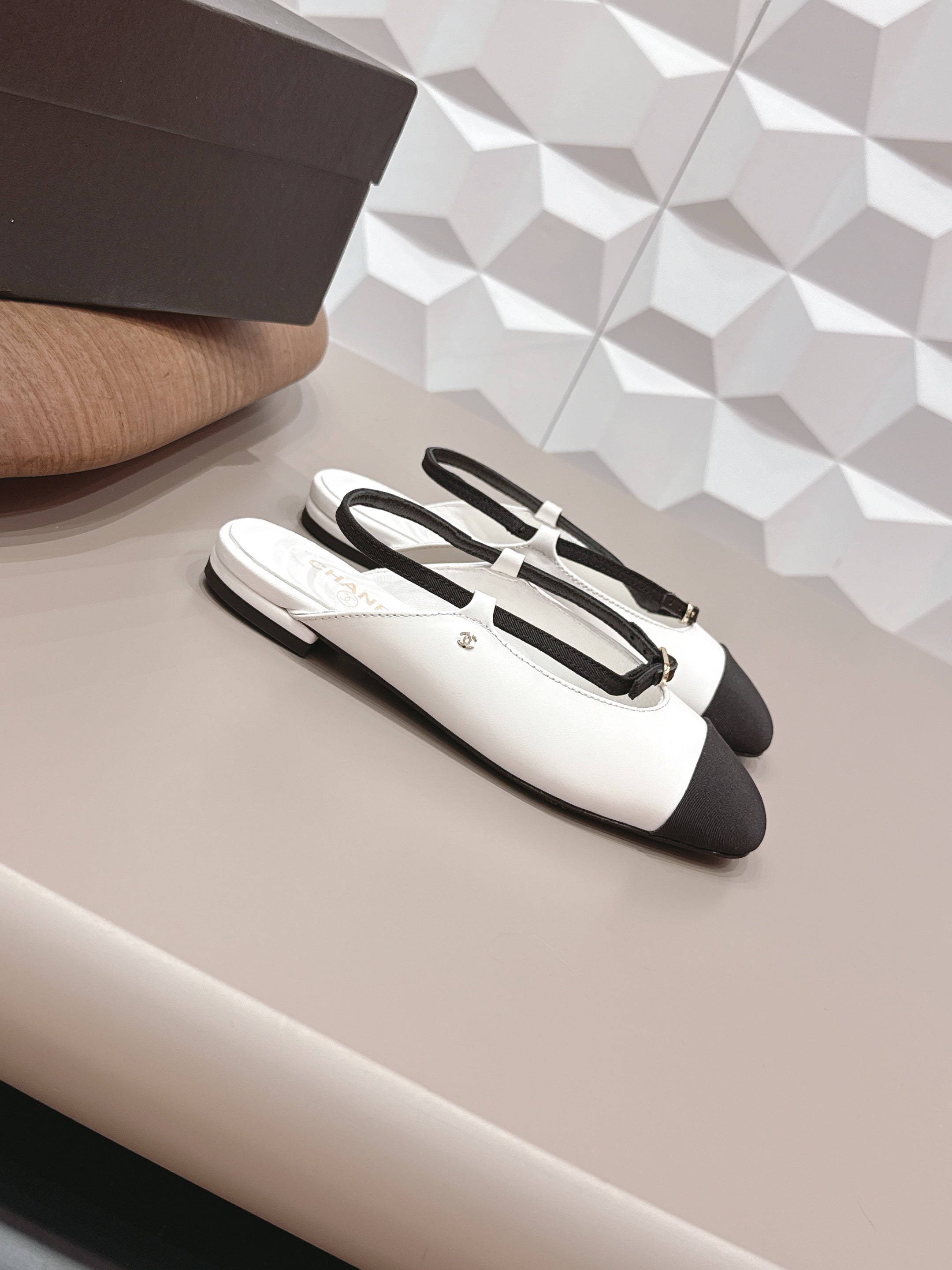 CC 26s Round-Toe Open-Back Flats Black White Fabric Leather 613257