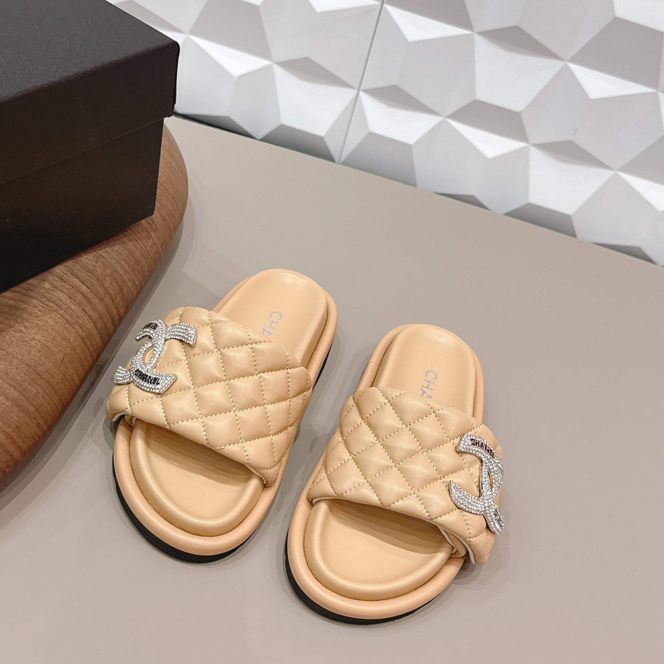 CC 26s Sandals Double C Buckle Beige Quilted Leather 613269