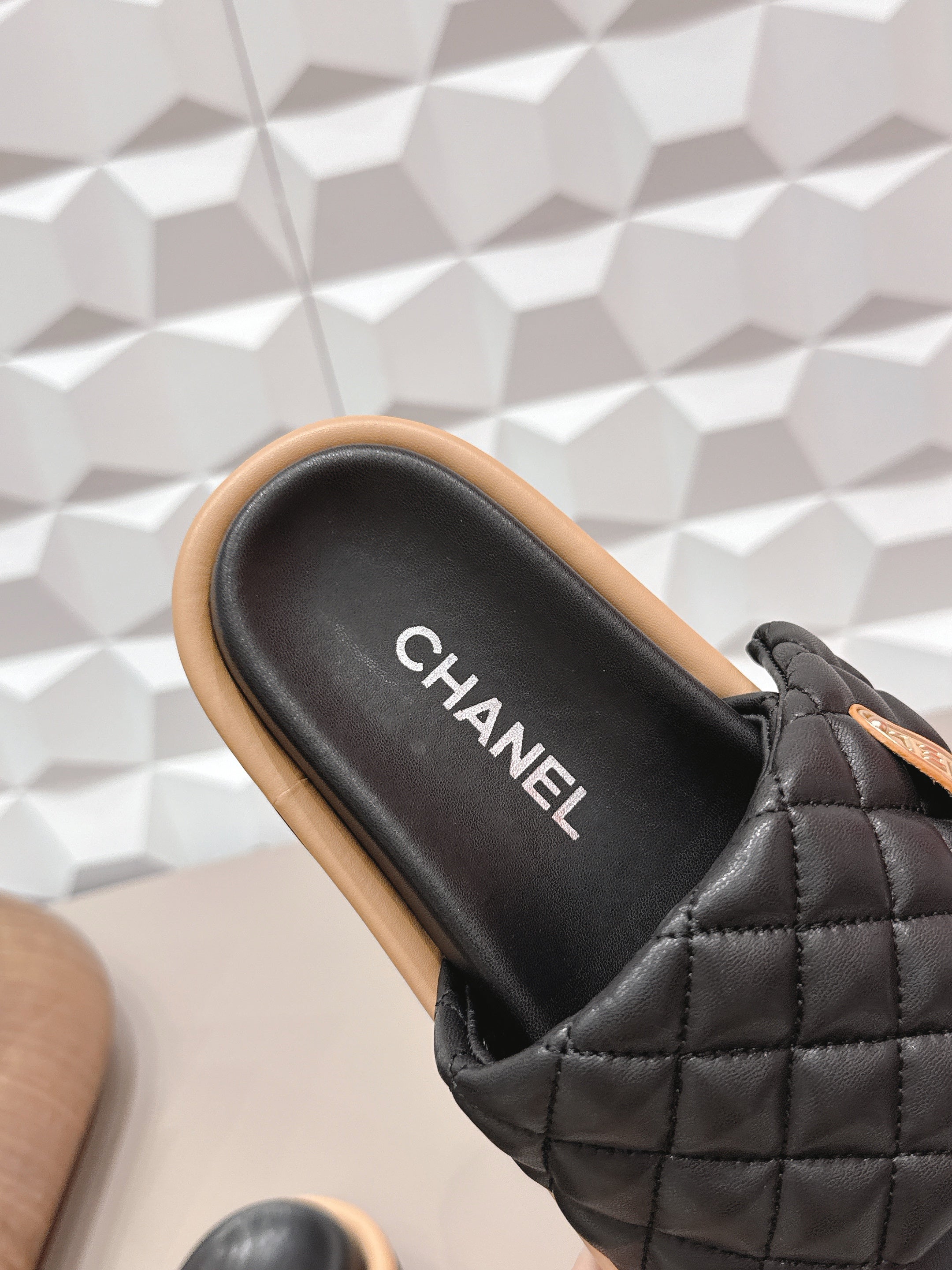 CC 26s Sandals Buckle Black Quilted Leather 613271