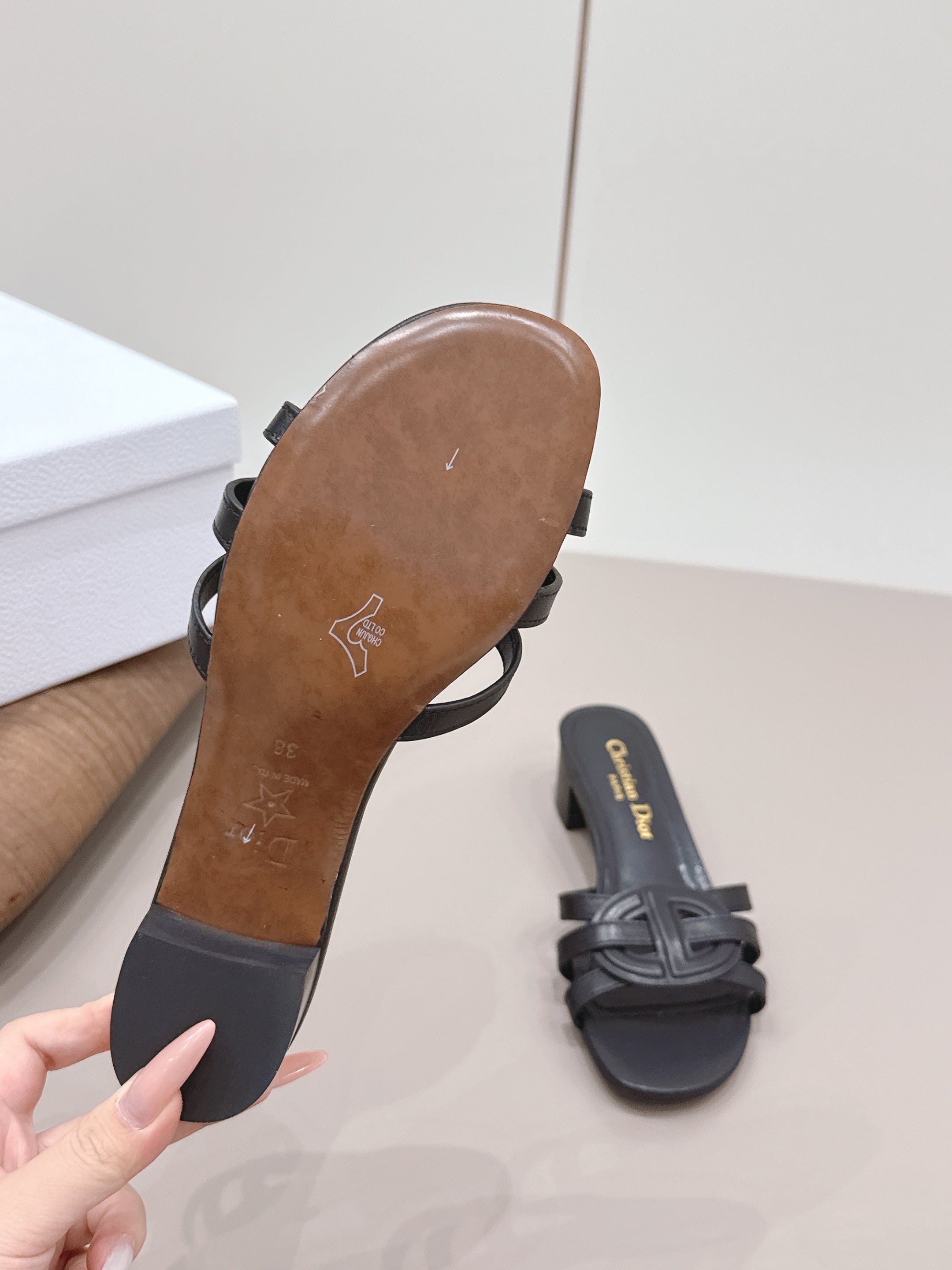 CD 26s D-Club Sandal 4.5cm Black Calfskin 738241