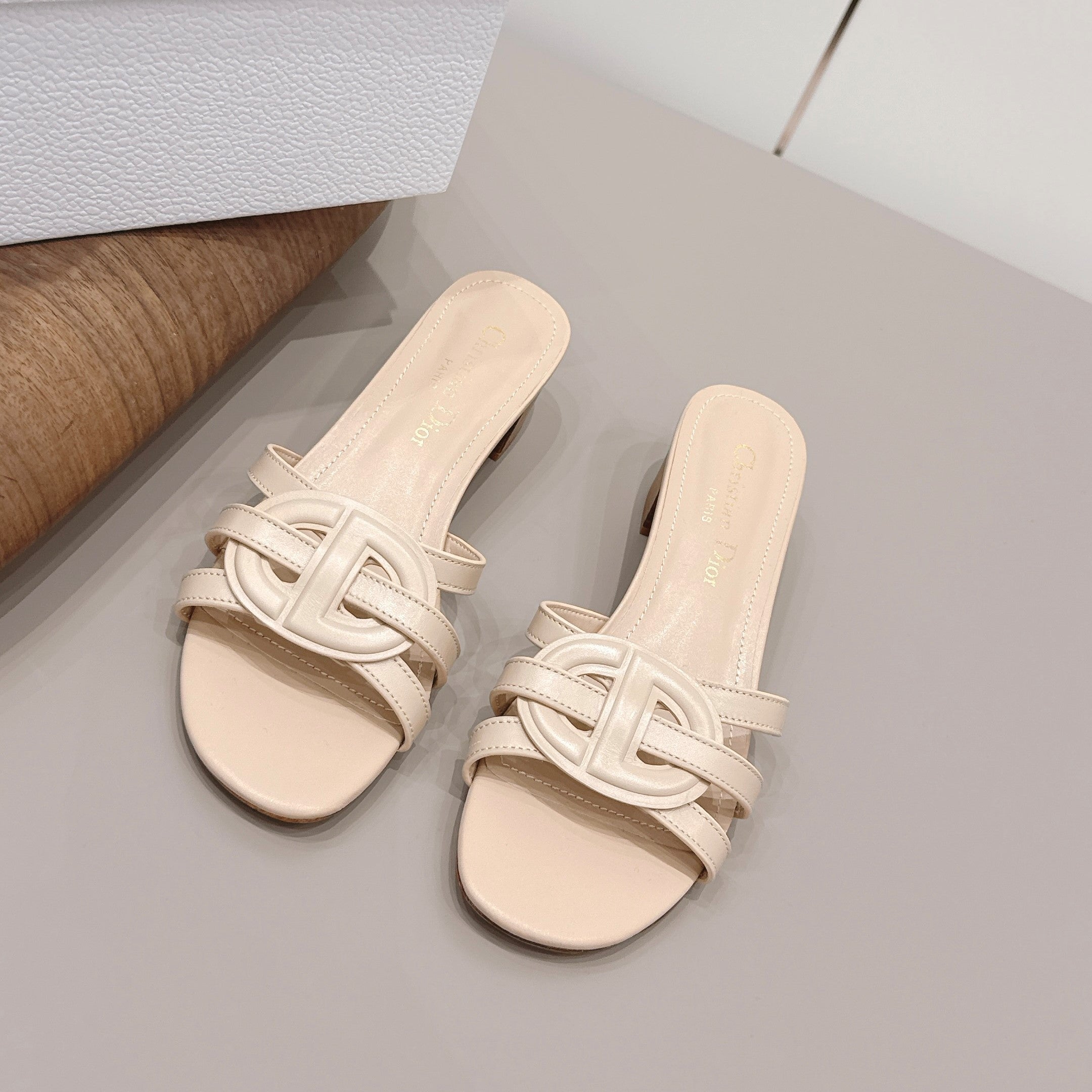 CD 26s D-Club Sandal 4.5cm Beige Calfskin 738243