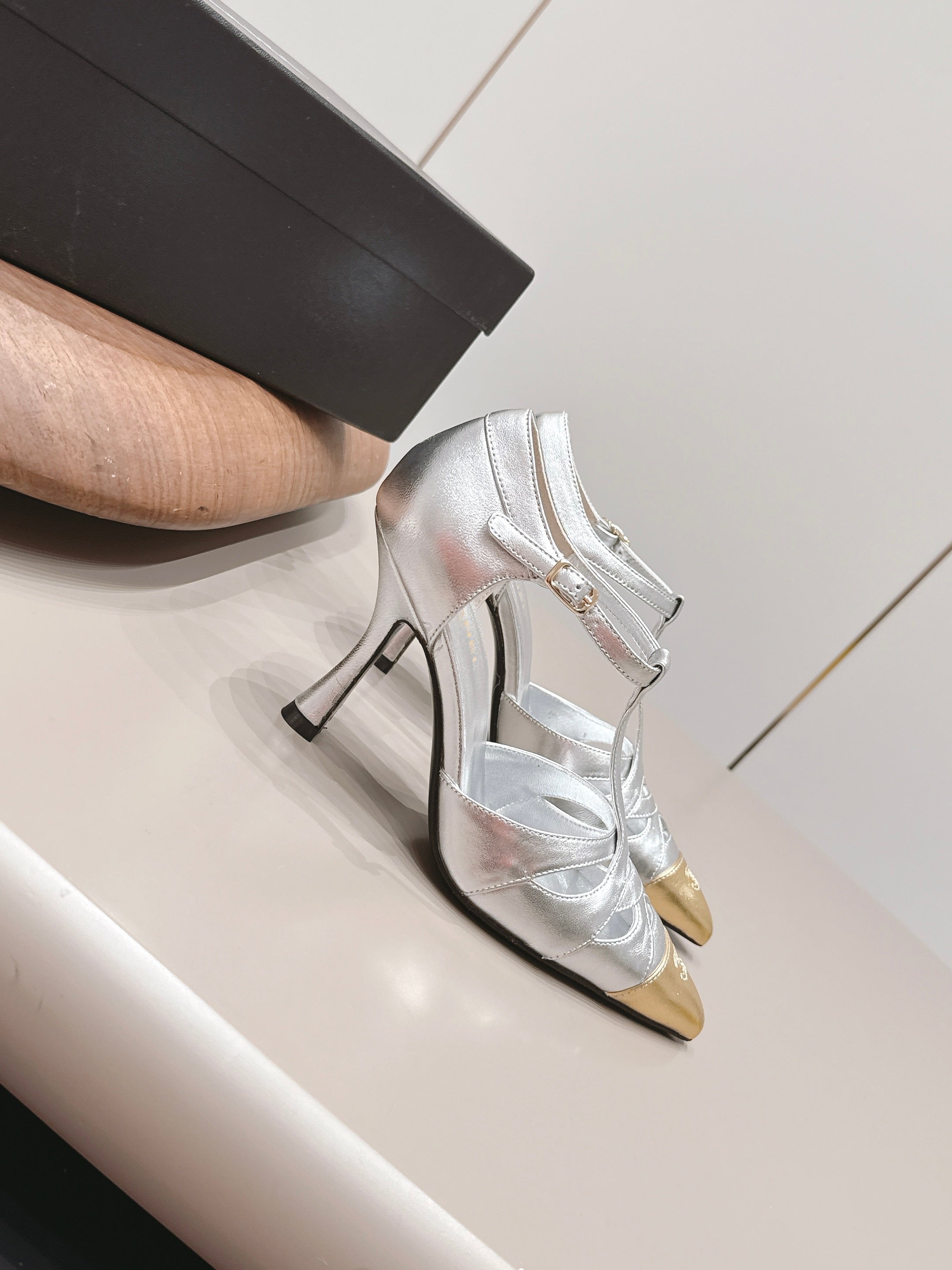 CC 26s Pointed-toe Slingback 9.5cm Sliver Gold Sheepskin 876259