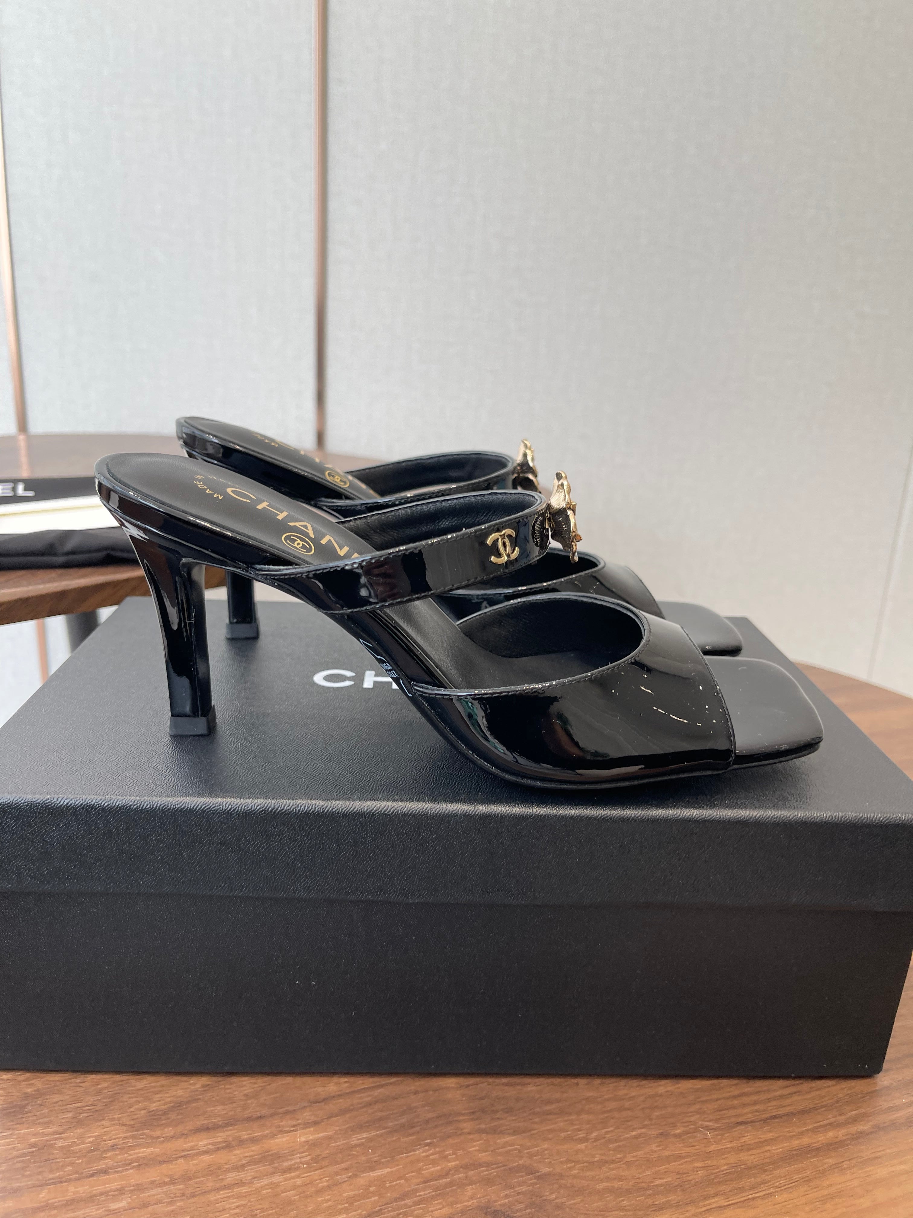 CC 26s Camellia Sandals 8cm Black Patent Leather 624226