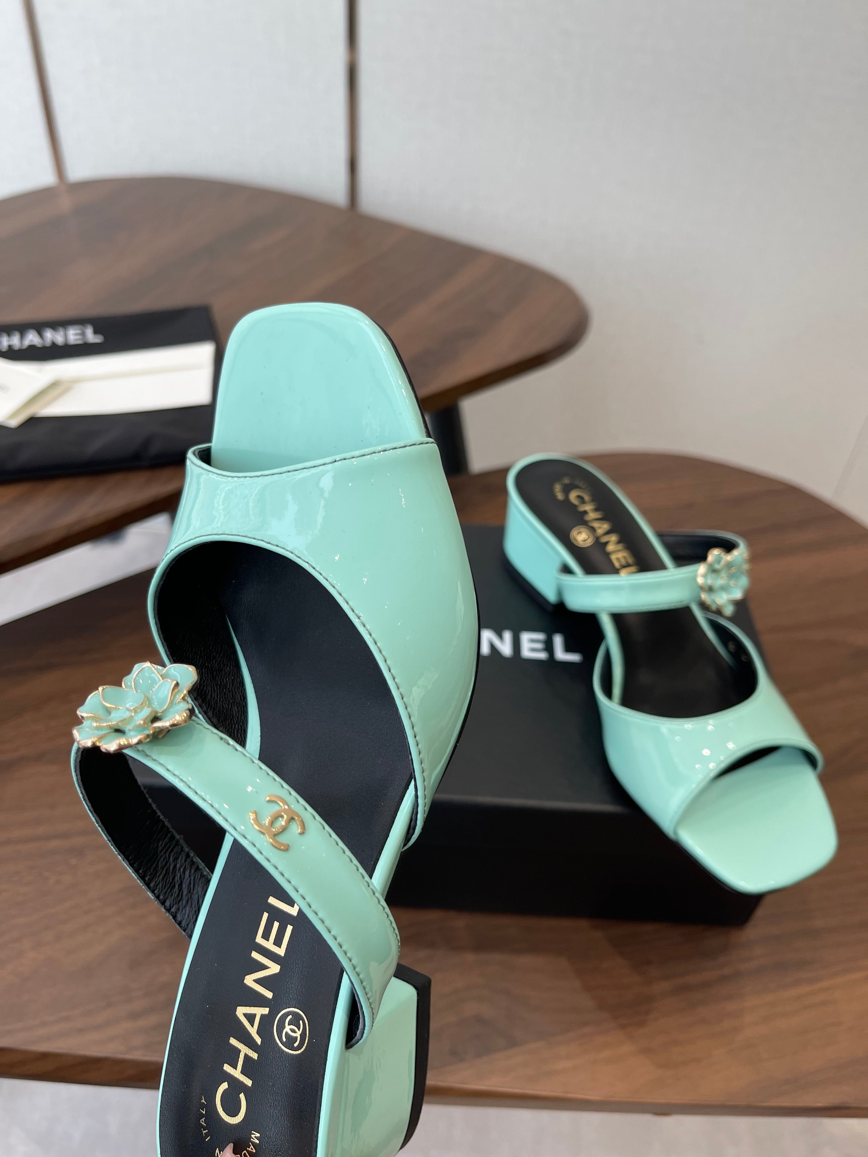 CC 26s Camellia Sandals 4.5cm Light Blue Patent Leather 624227