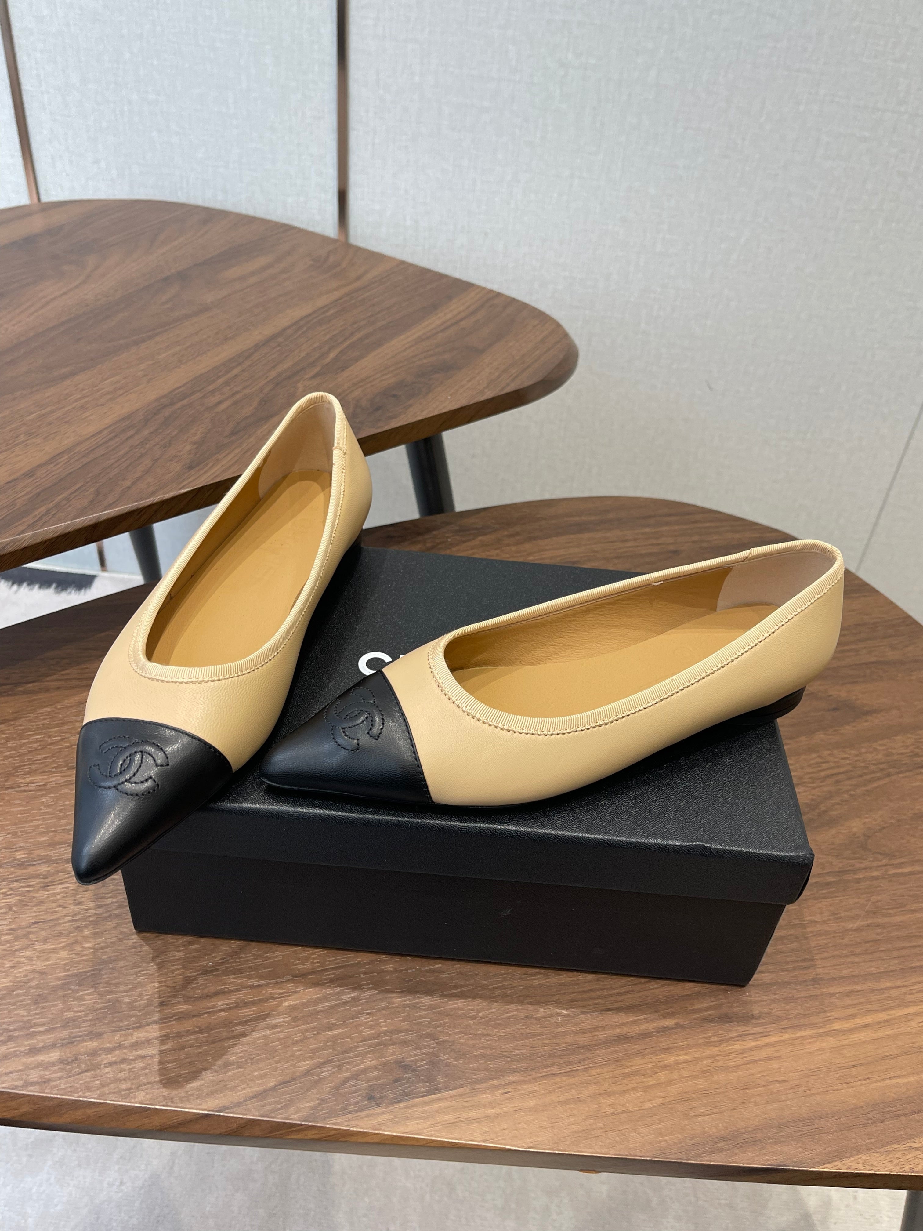 CC 26s Ballet Flats Beige Black Lambskin 624240