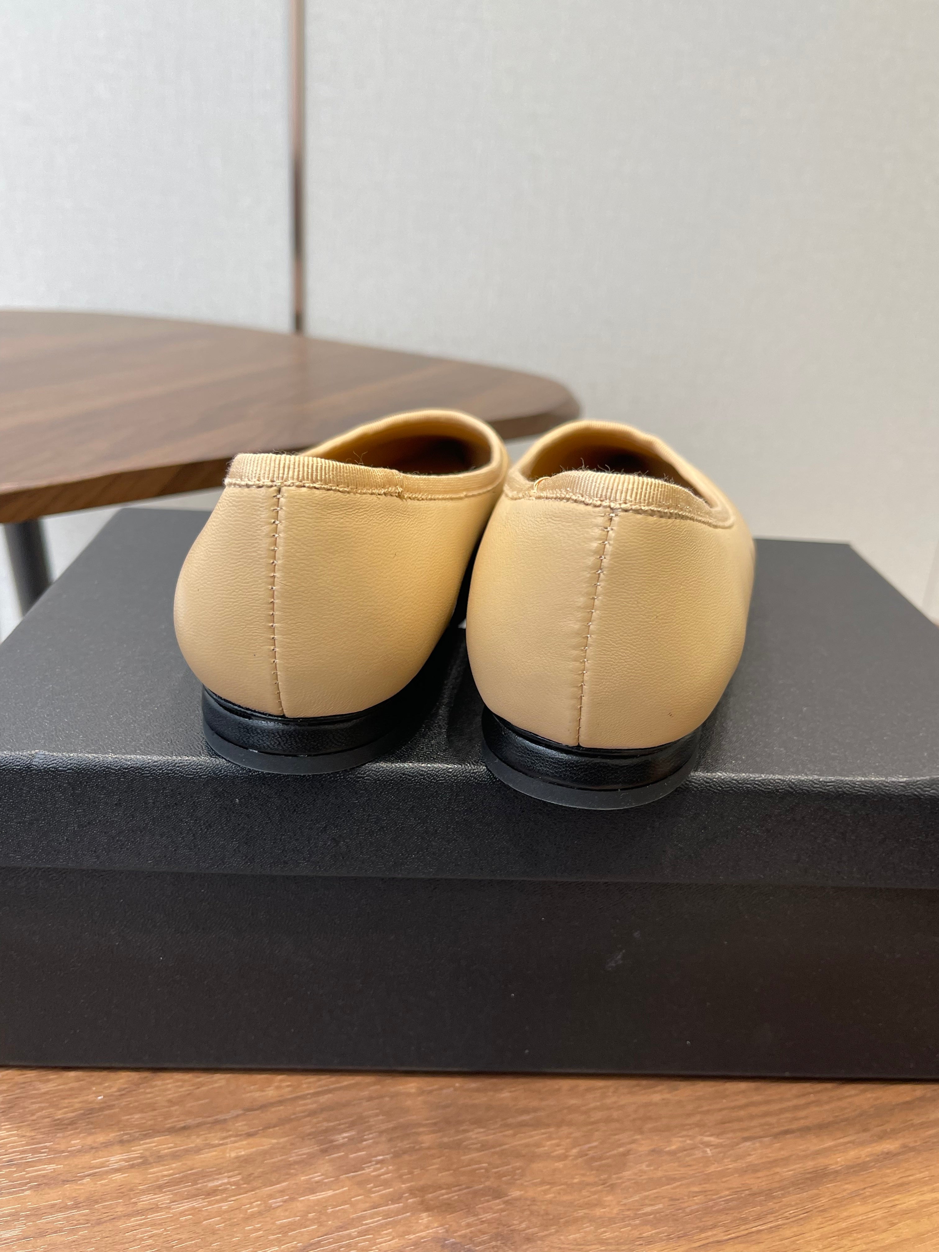 CC 26s Ballet Flats Beige Black Lambskin 624240