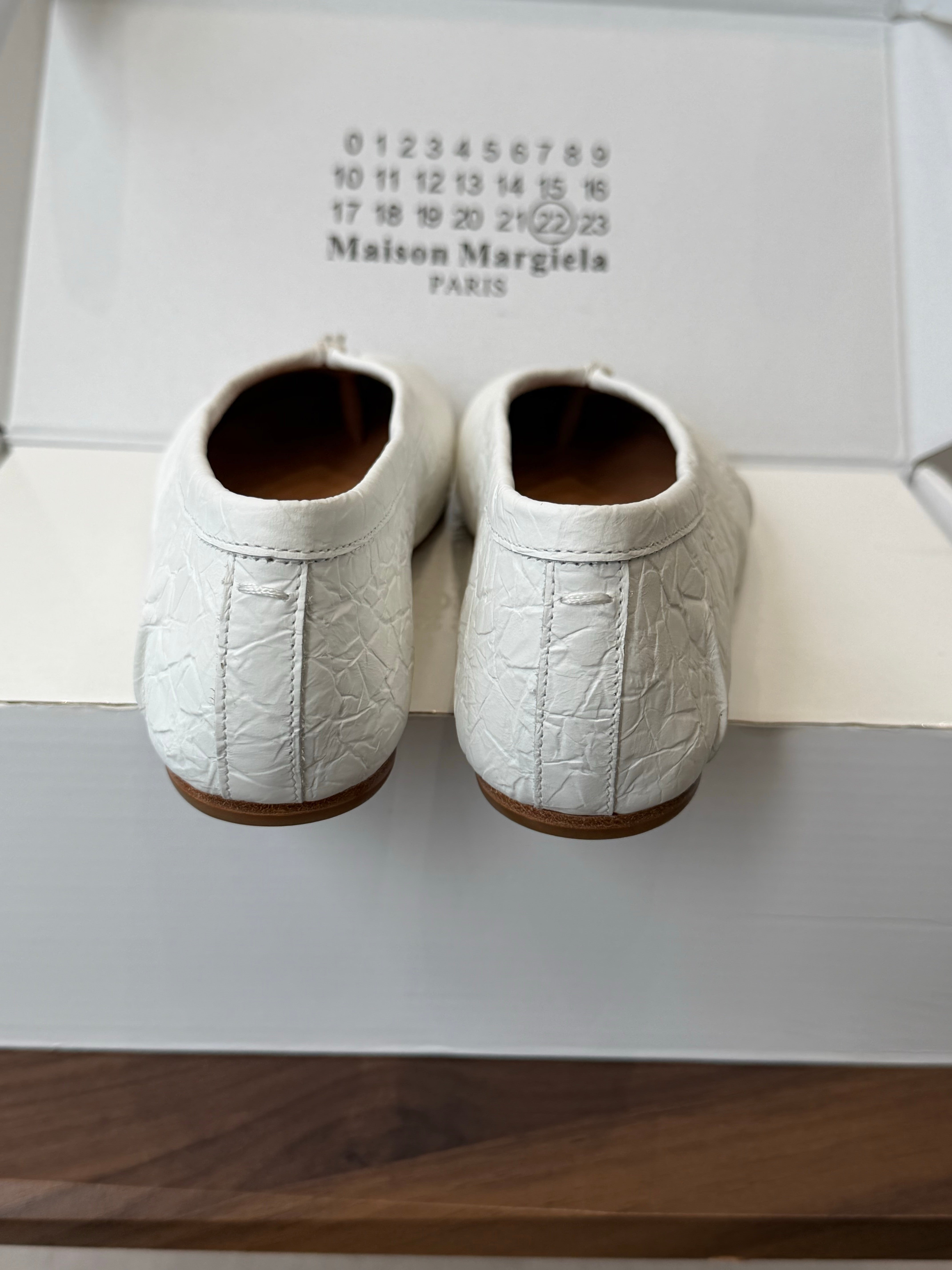 MM6 Split Toe Flat Heel White Textured Leather 890031