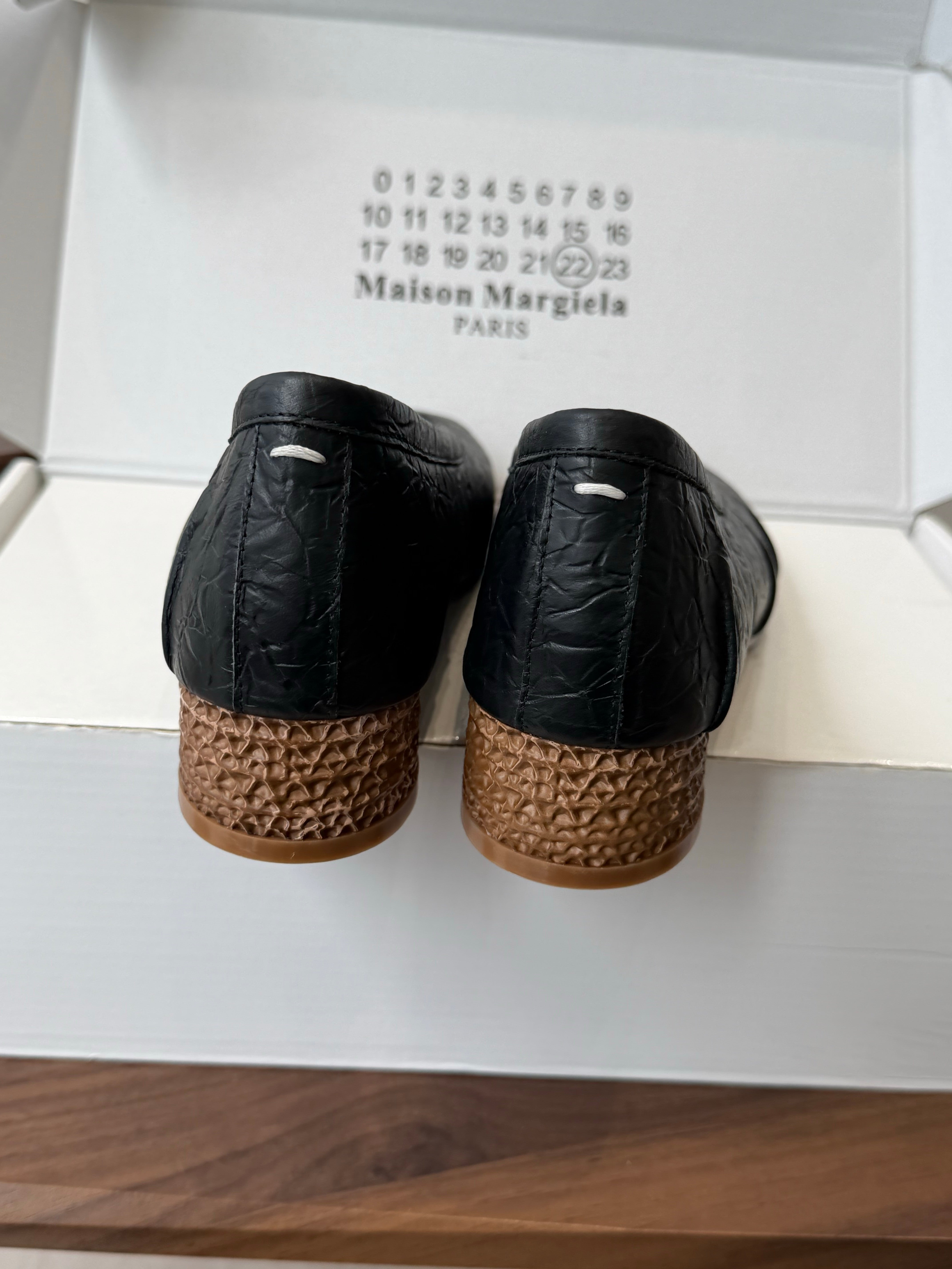 MM6 Split Toe Low Heel 3cm Black Textured Leather 890033