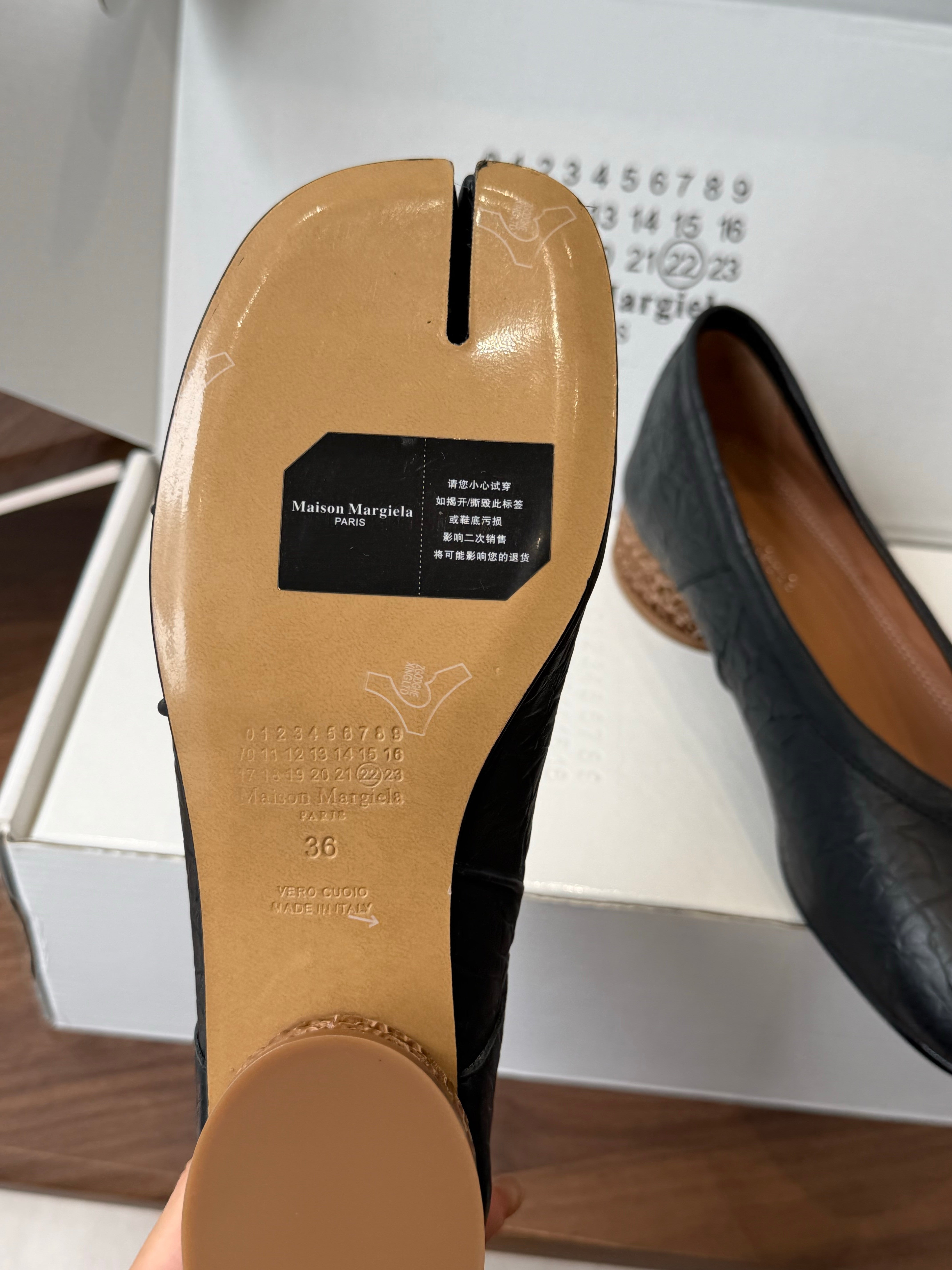 MM6 Split Toe Low Heel 3cm Black Textured Leather 890033