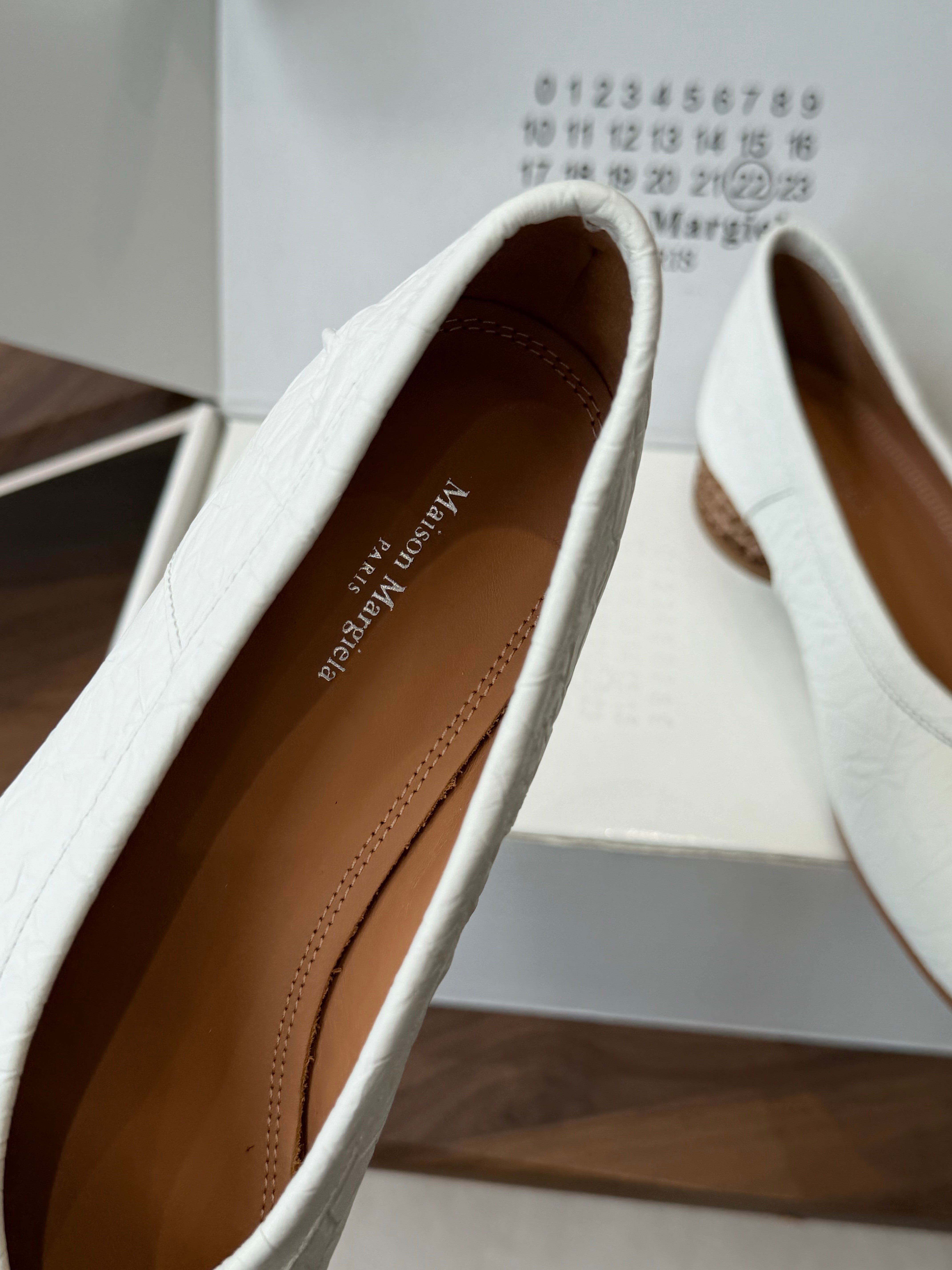 MM6 Split Toe Low Heel 3cm White Textured Leather 890034