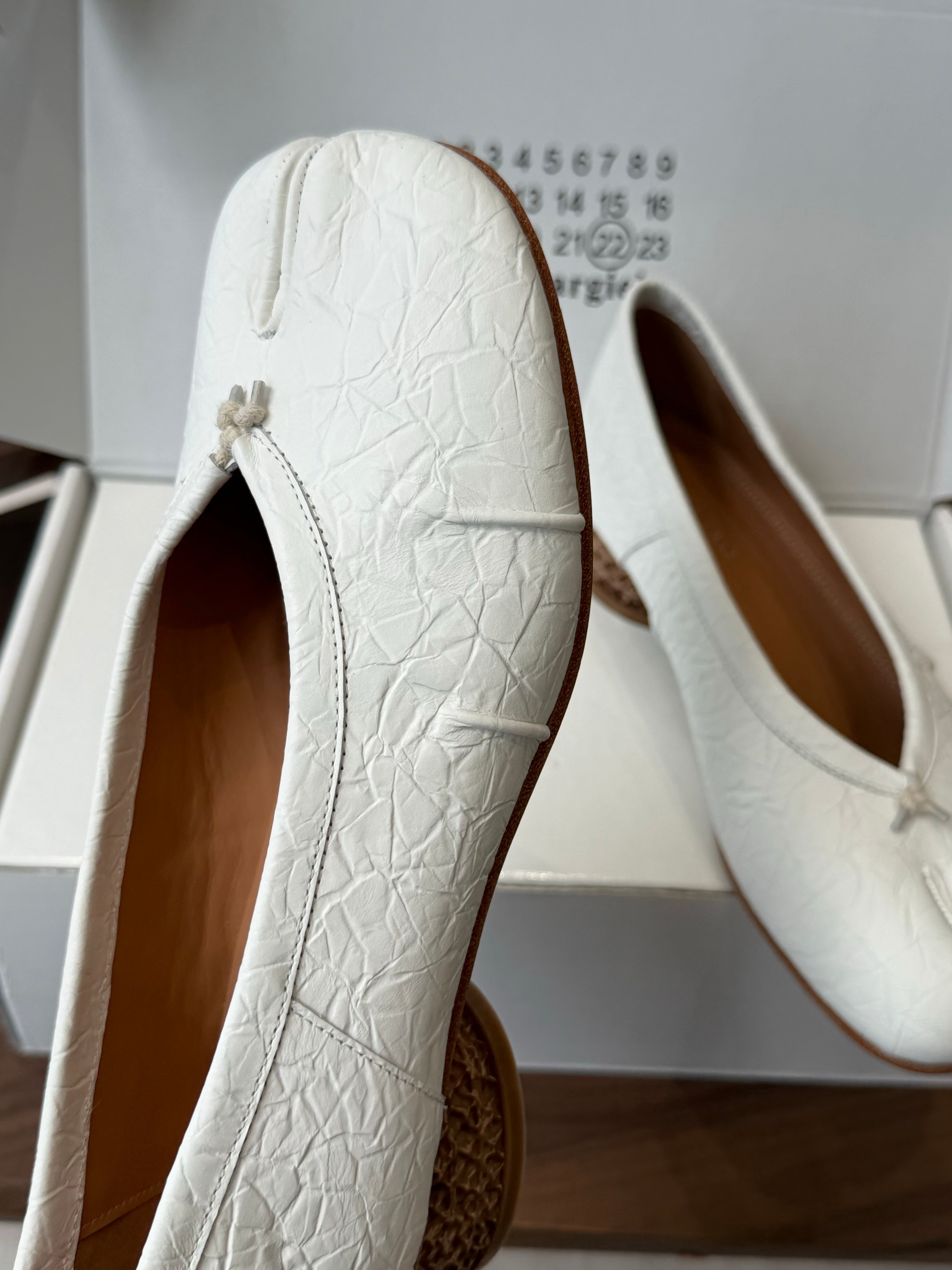 MM6 Split Toe Low Heel 3cm White Textured Leather 890034