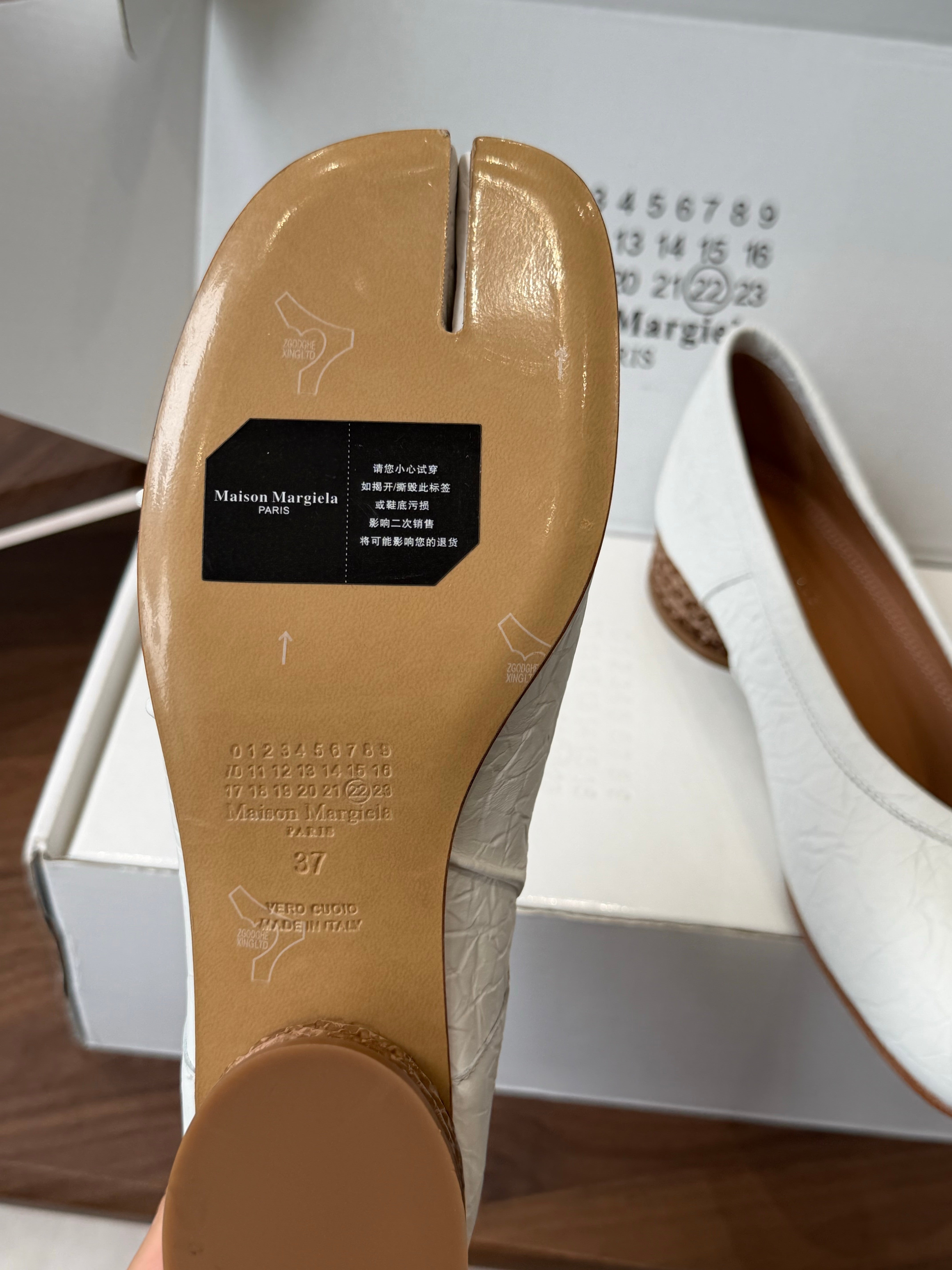 MM6 Split Toe Low Heel 3cm White Textured Leather 890034