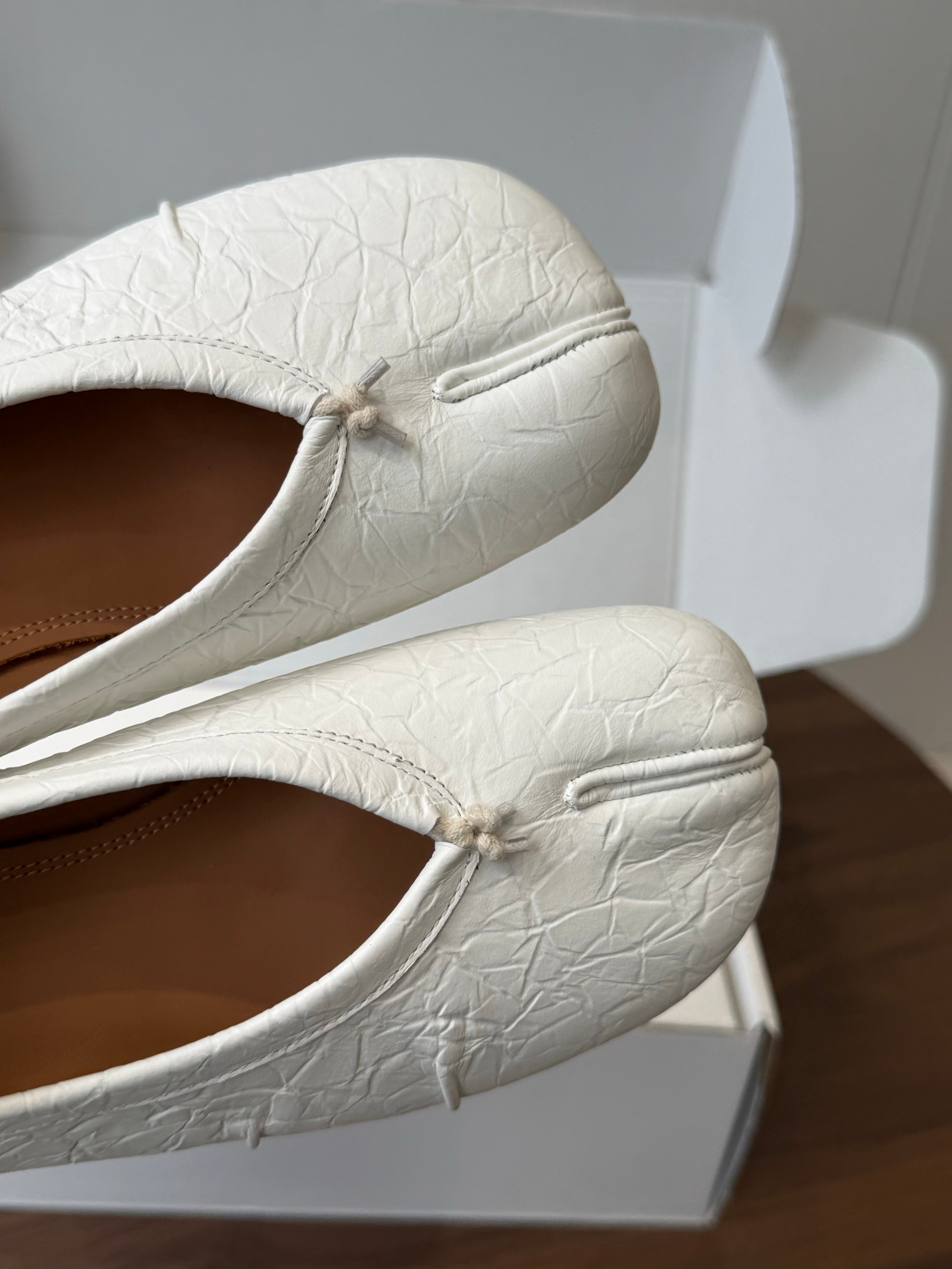 MM6 Split Toe Low Heel 3cm White Textured Leather 890034