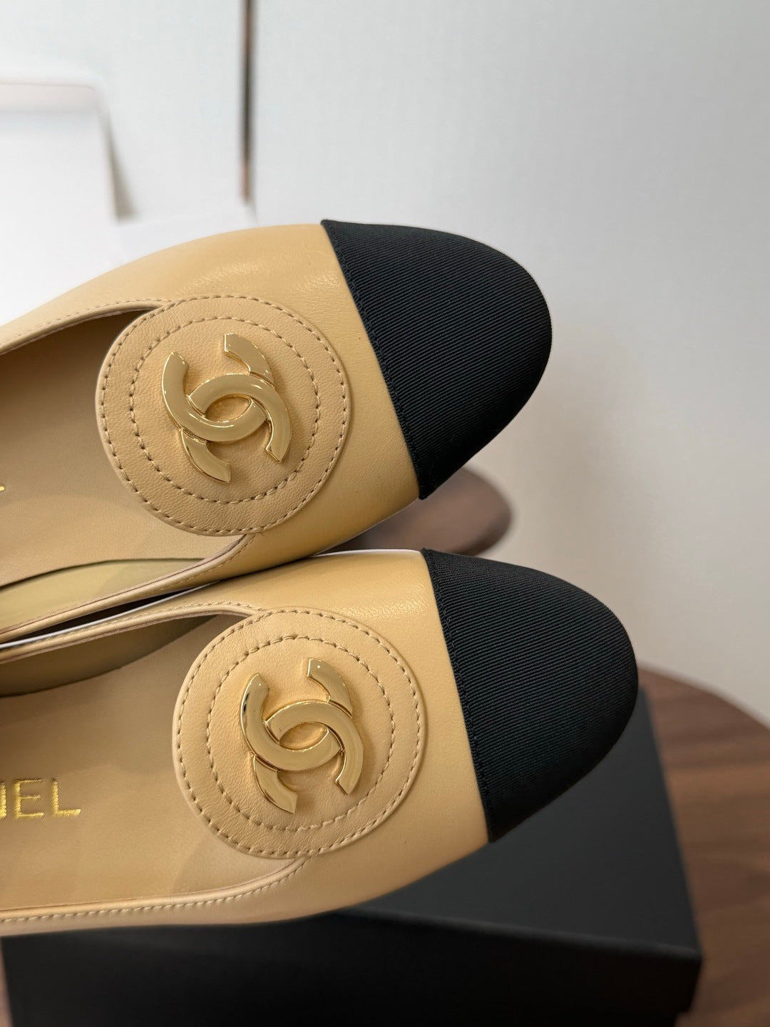 CC Logo Turn-Lock Moccasins Beige Sheepskin 963250