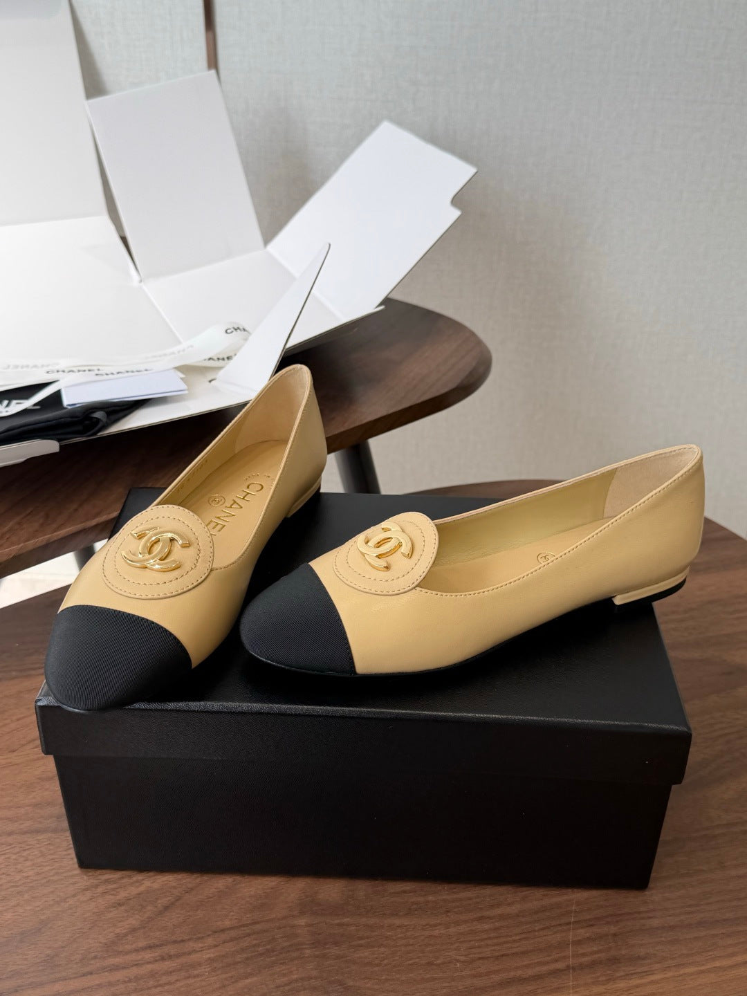 CC Logo Turn-Lock Moccasins Beige Sheepskin 963250