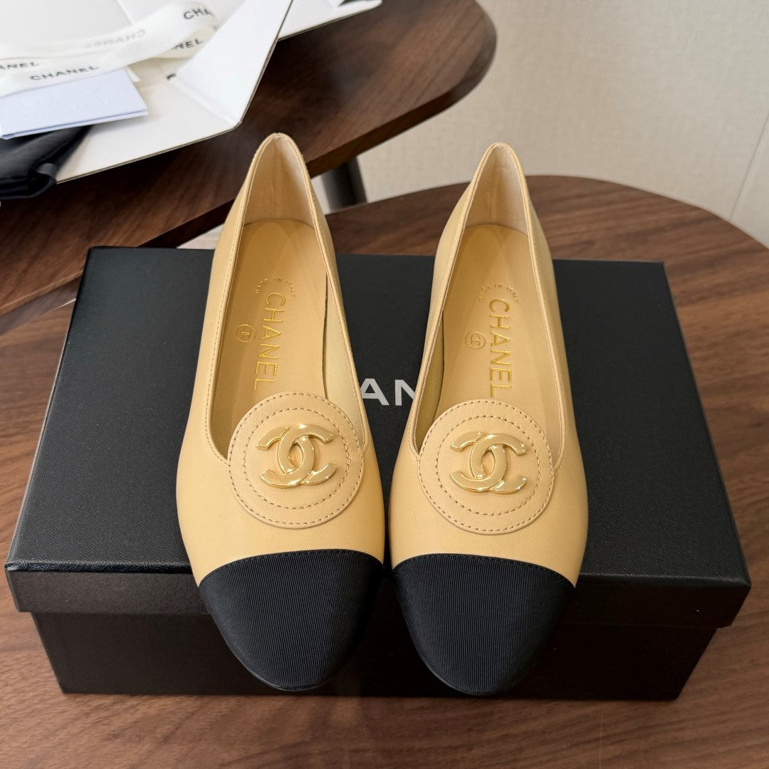 CC Logo Turn-Lock Moccasins Beige Sheepskin 963250