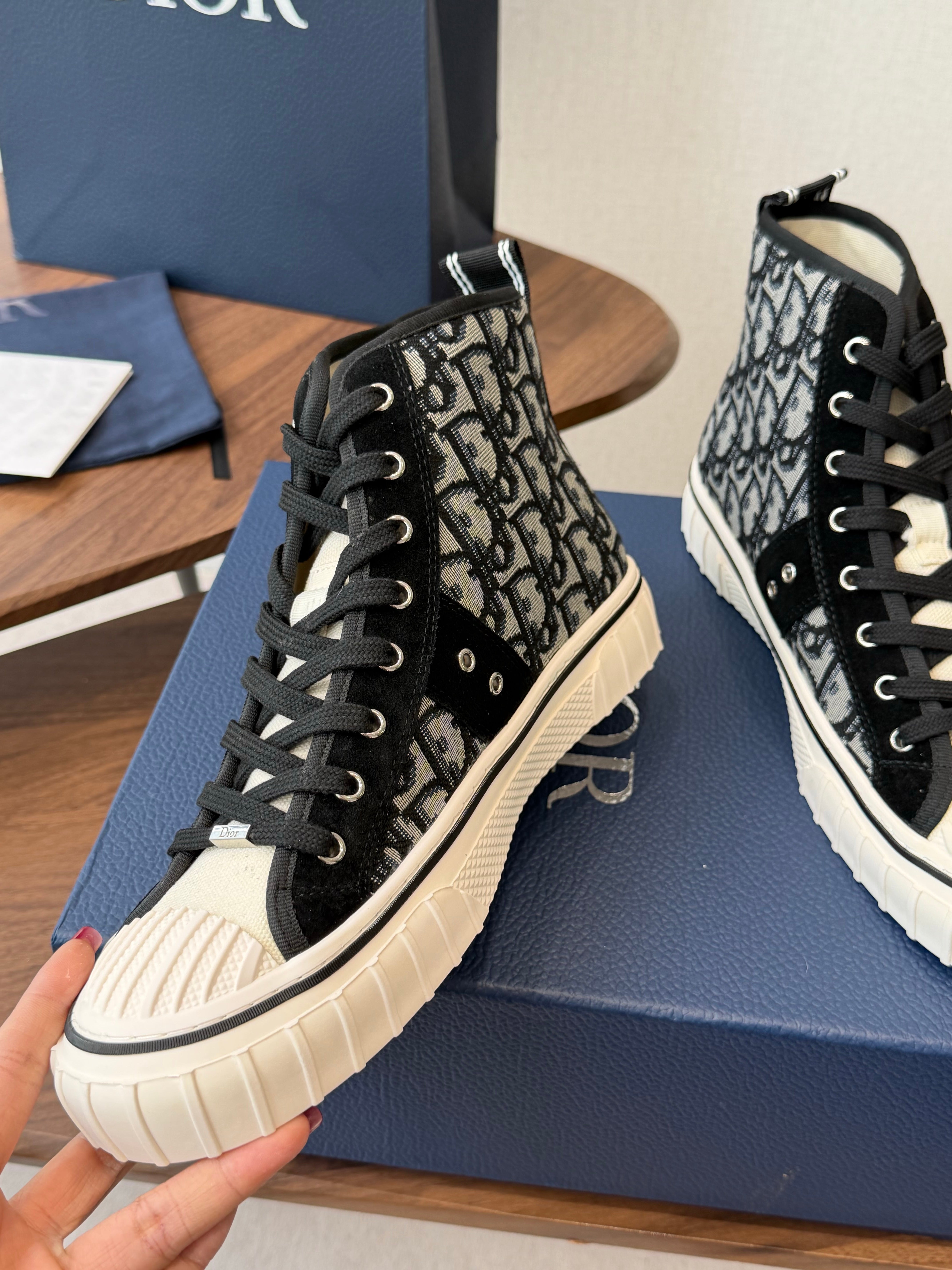 CD 26s Hooper Hight-Top Sneaker Black Beige Canvas 940259
