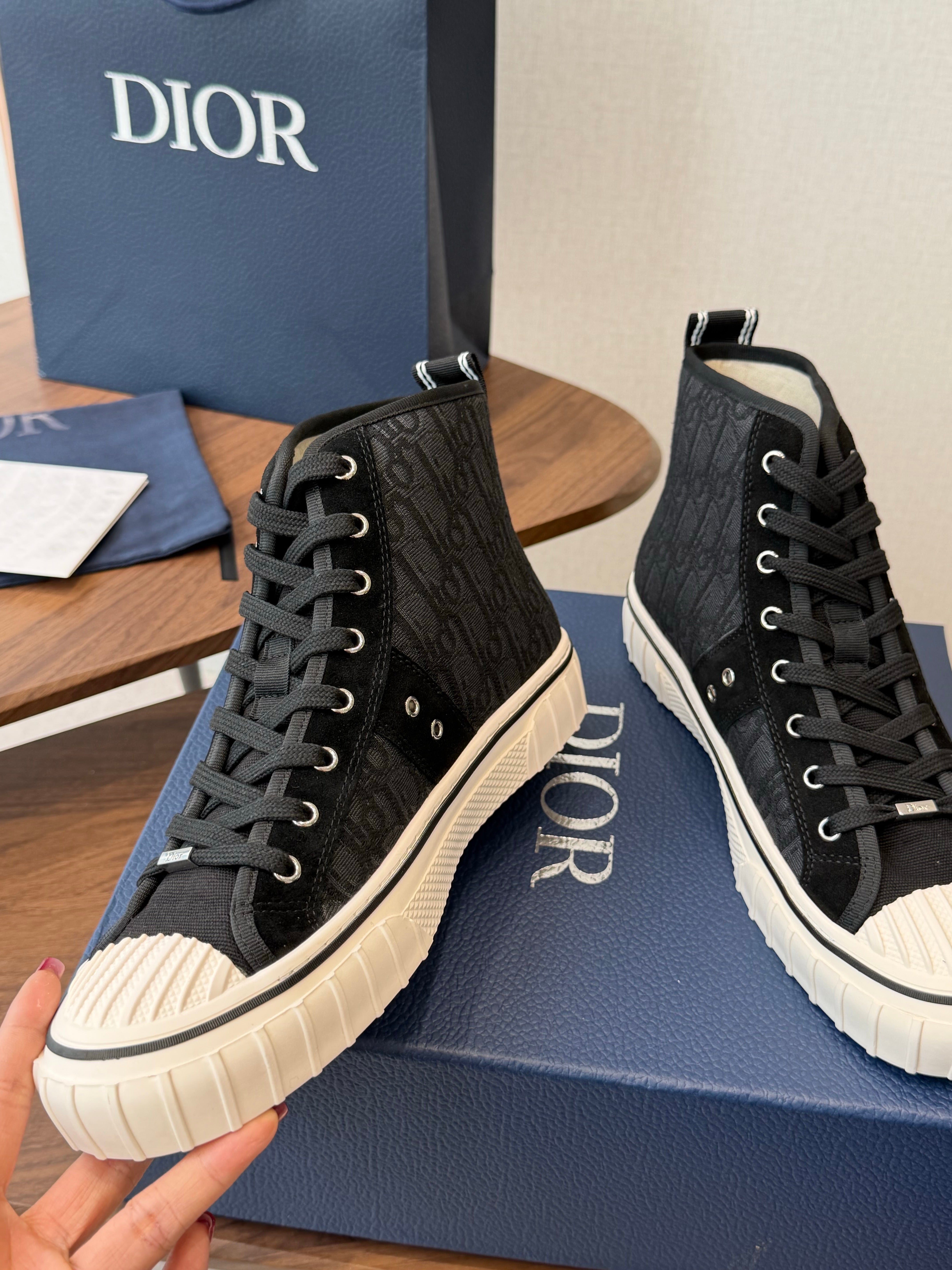 CD 26s Hooper Hight-Top Sneaker Black Canvas 940261
