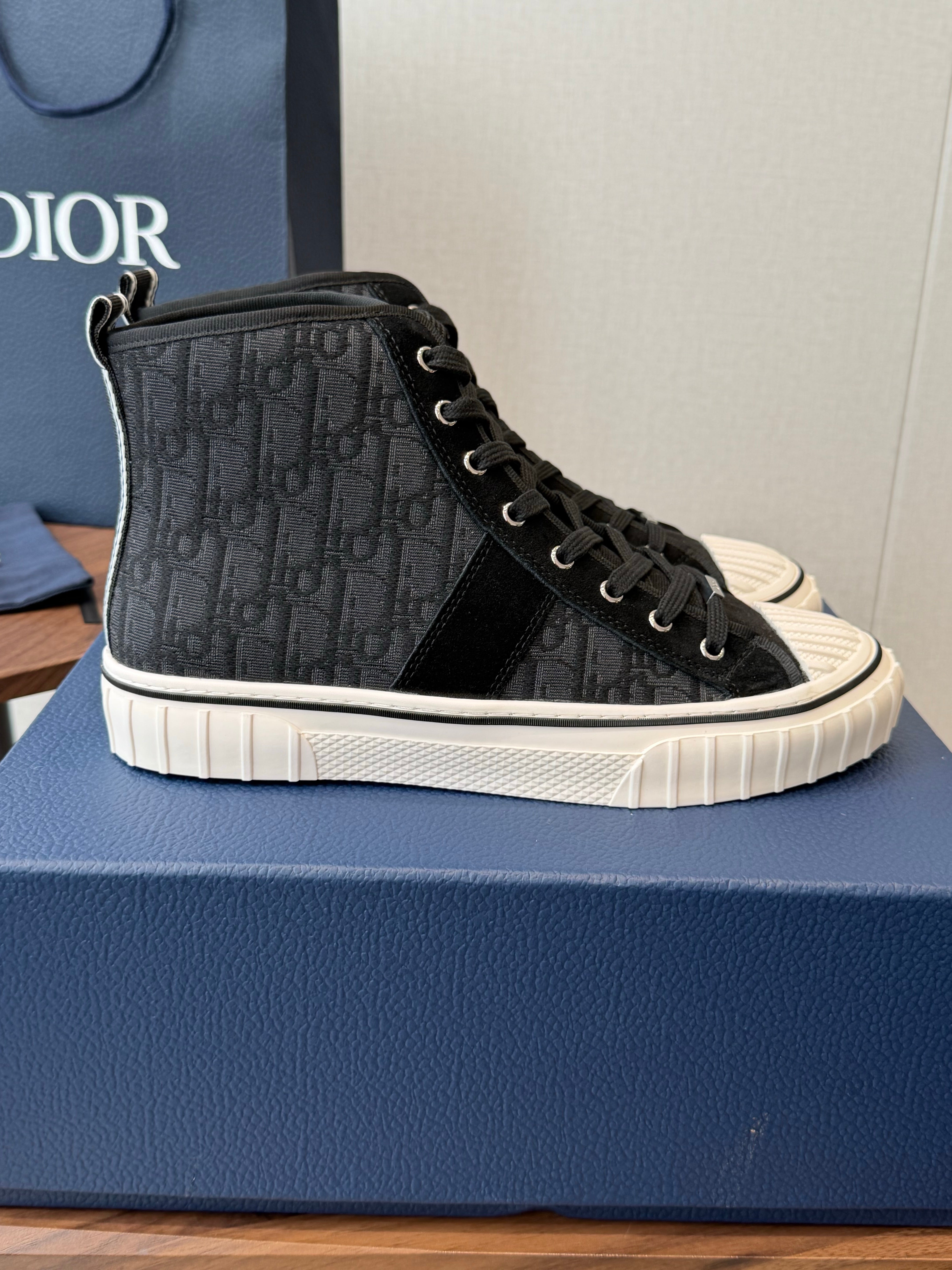 CD 26s Hooper Hight-Top Sneaker Black Canvas 940261