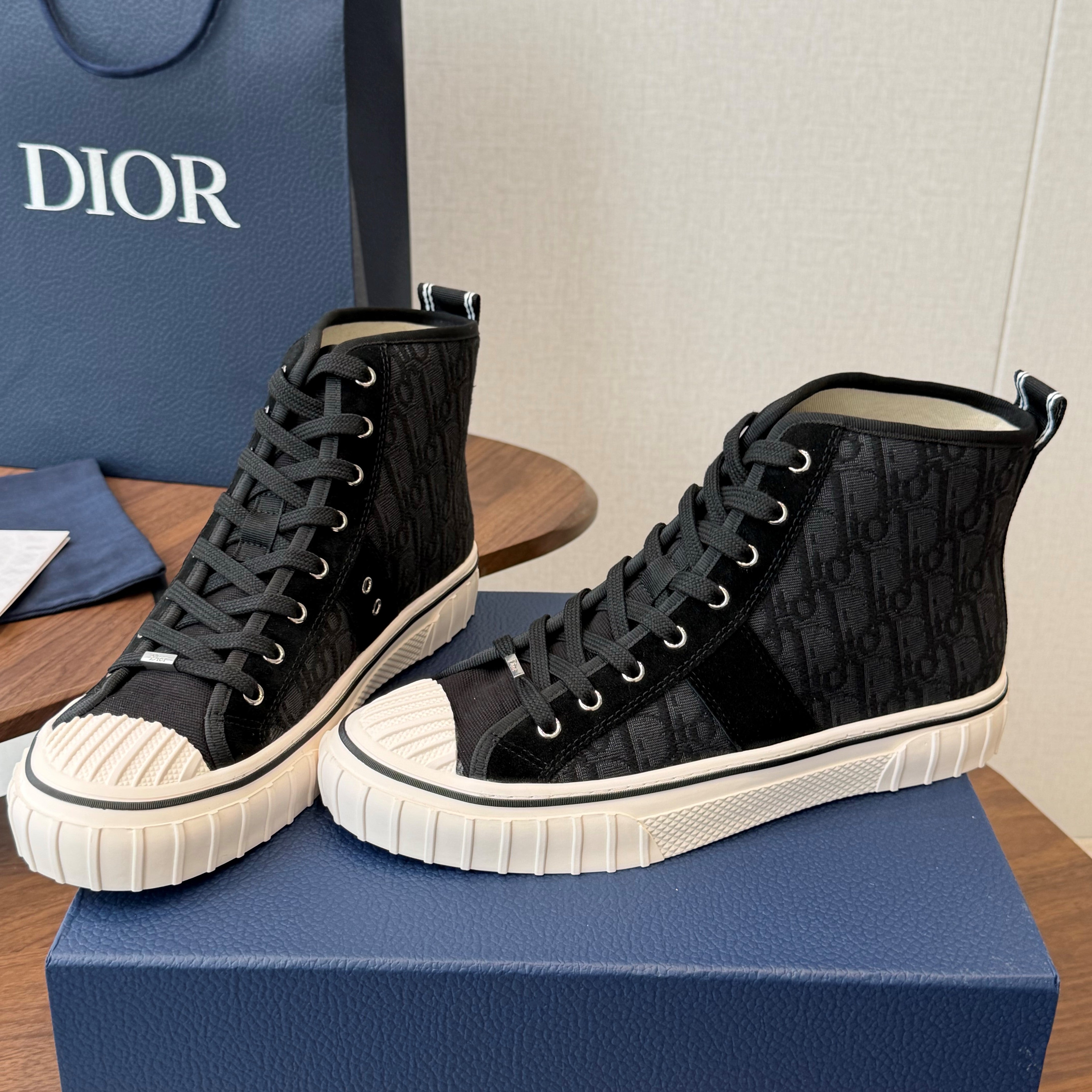 CD 26s Hooper Hight-Top Sneaker Black Canvas 940261