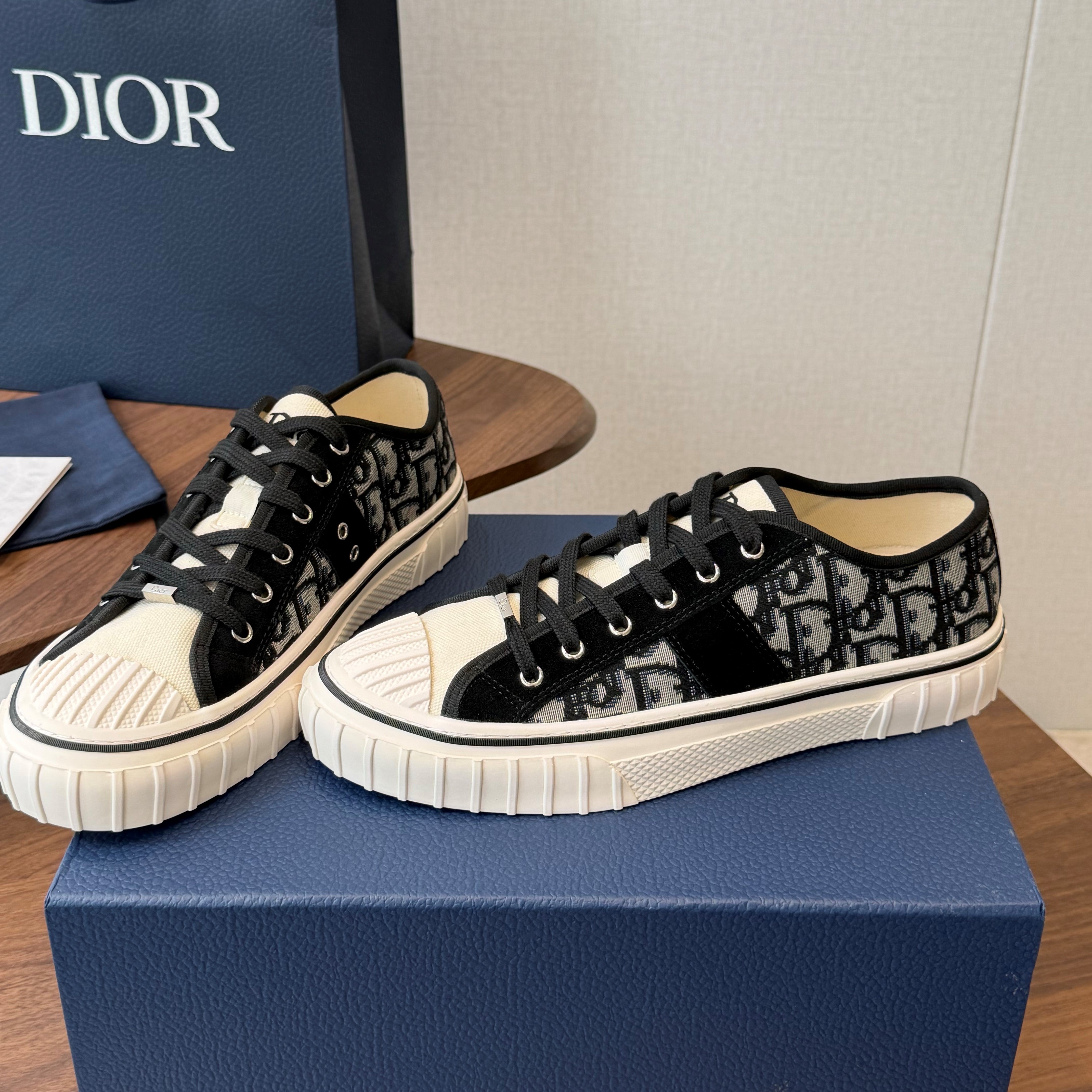 CD 26s Hooper Low-Top Sneaker Black Beige Canvas 940263