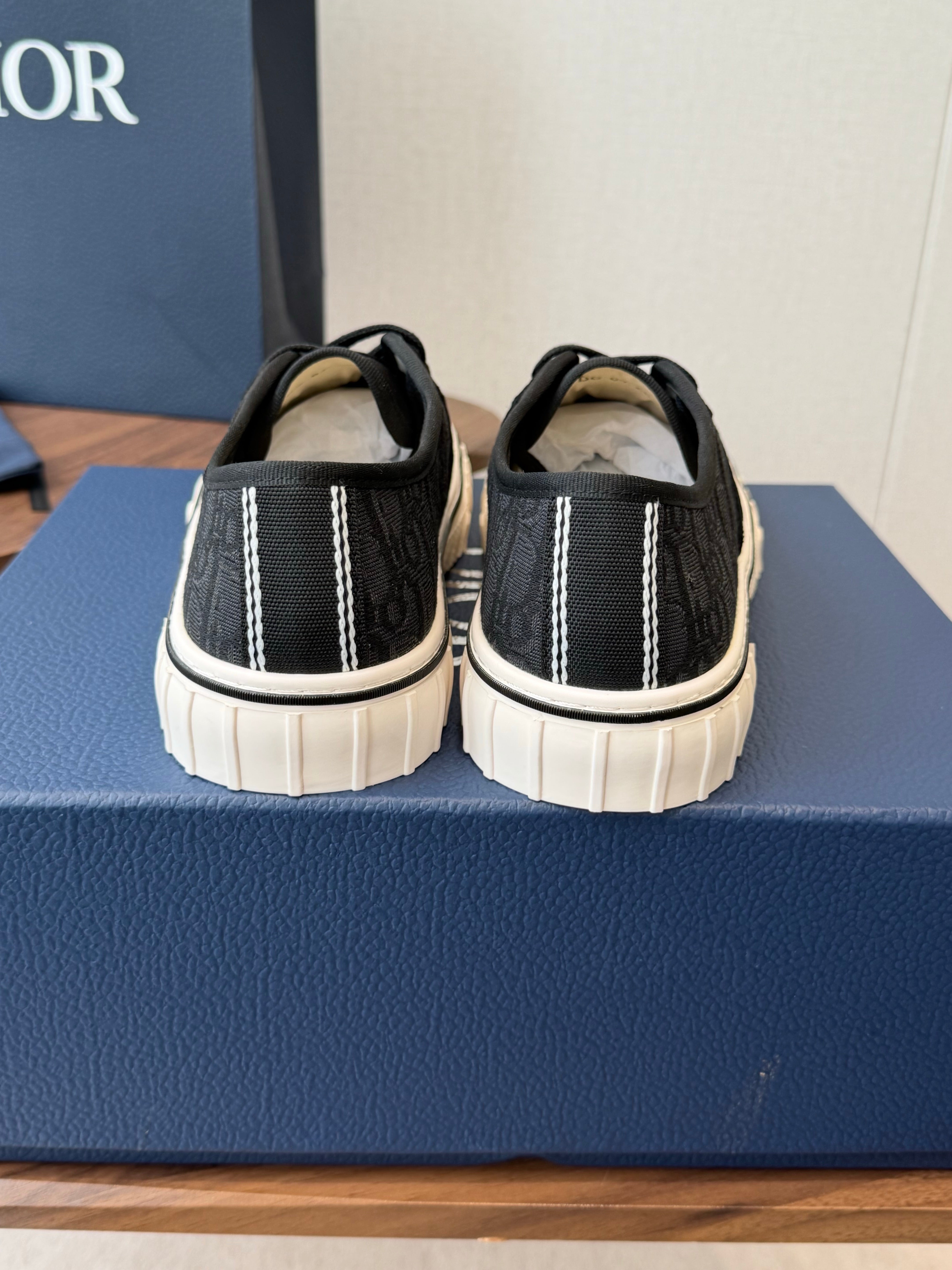 CD 26s Hooper Low-Top Sneaker Black Canvas 940265