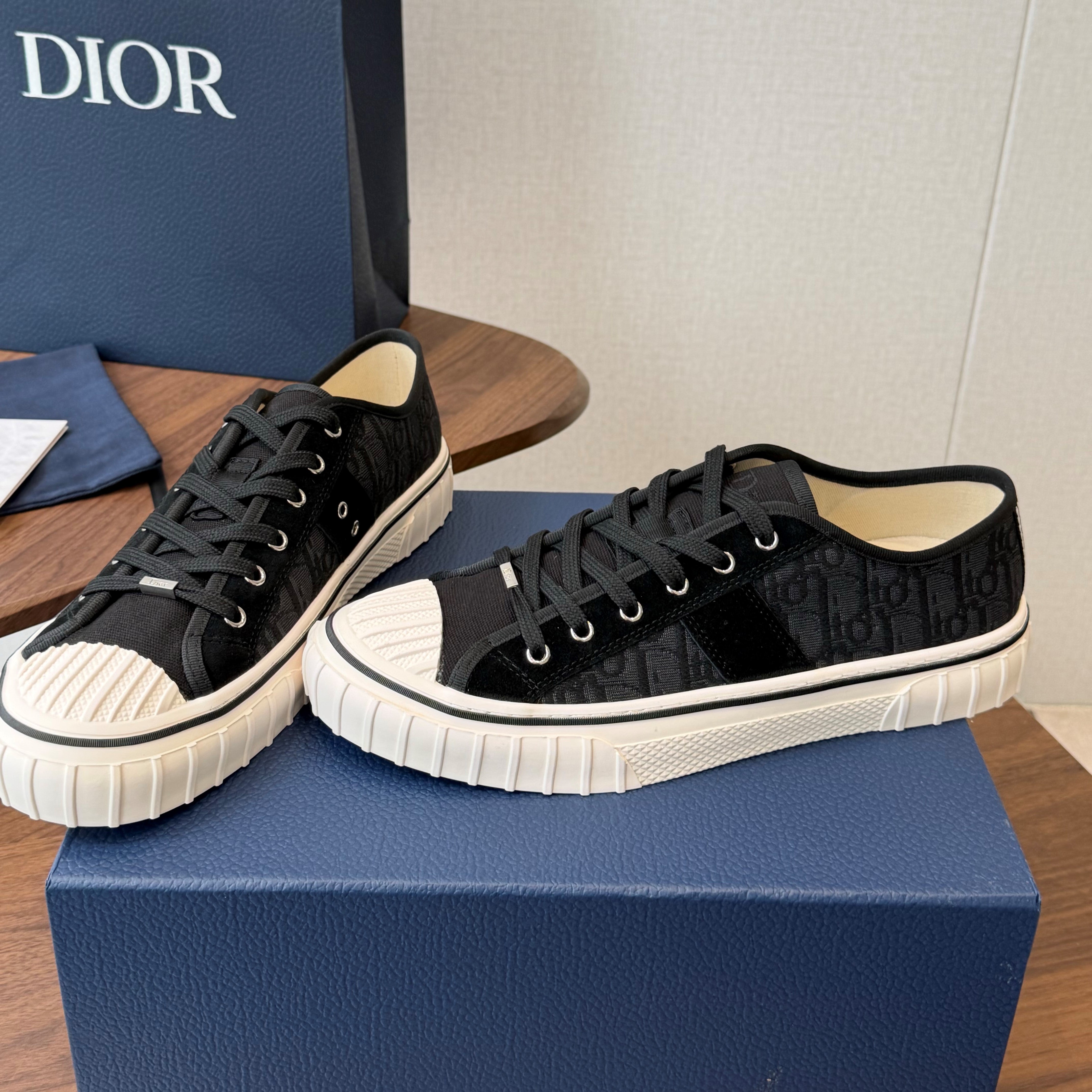 CD 26s Hooper Low-Top Sneaker Black Canvas 940265